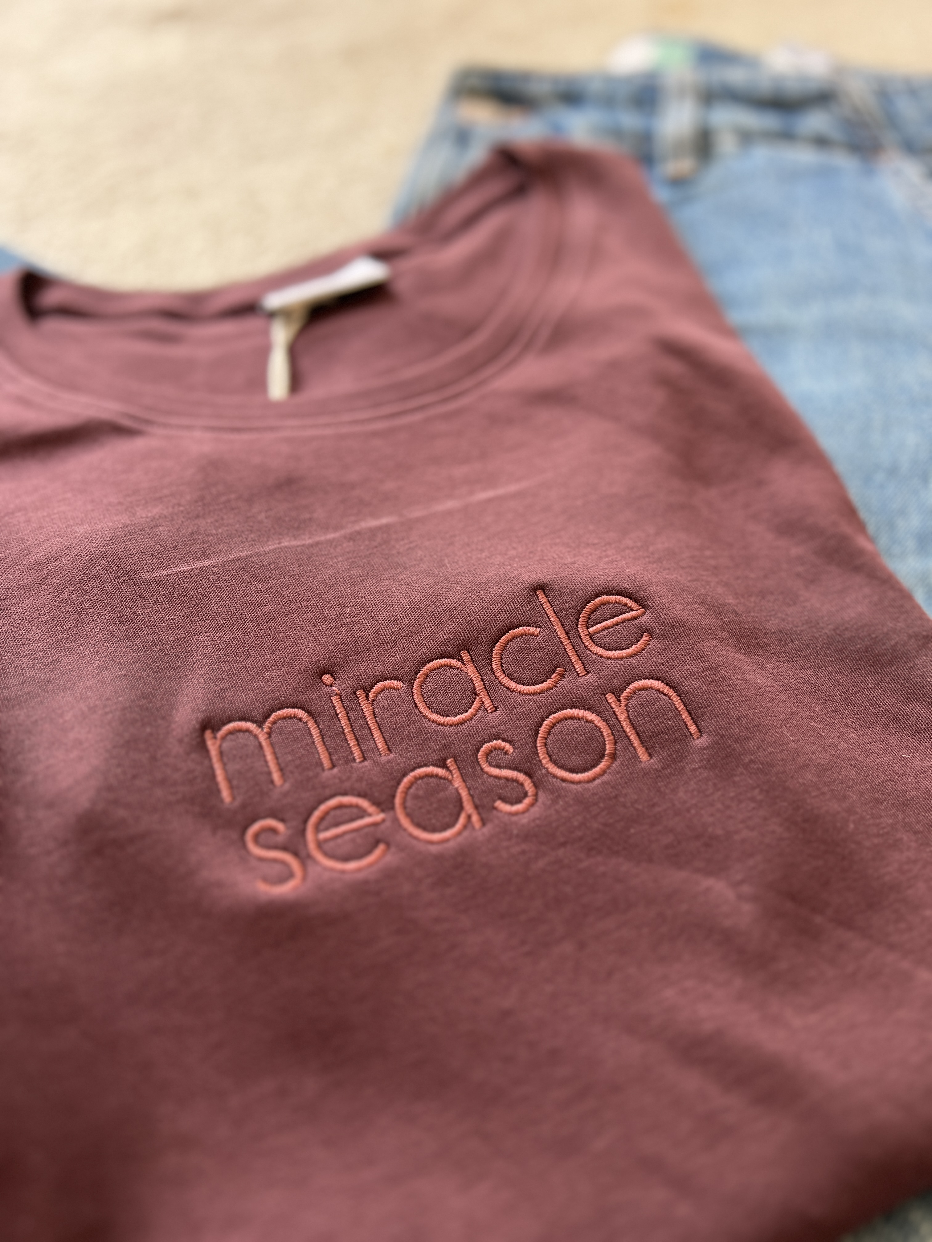 Tricou brodat mesajul Miracle season, mărimea M femei, culoare vișiniu wine
