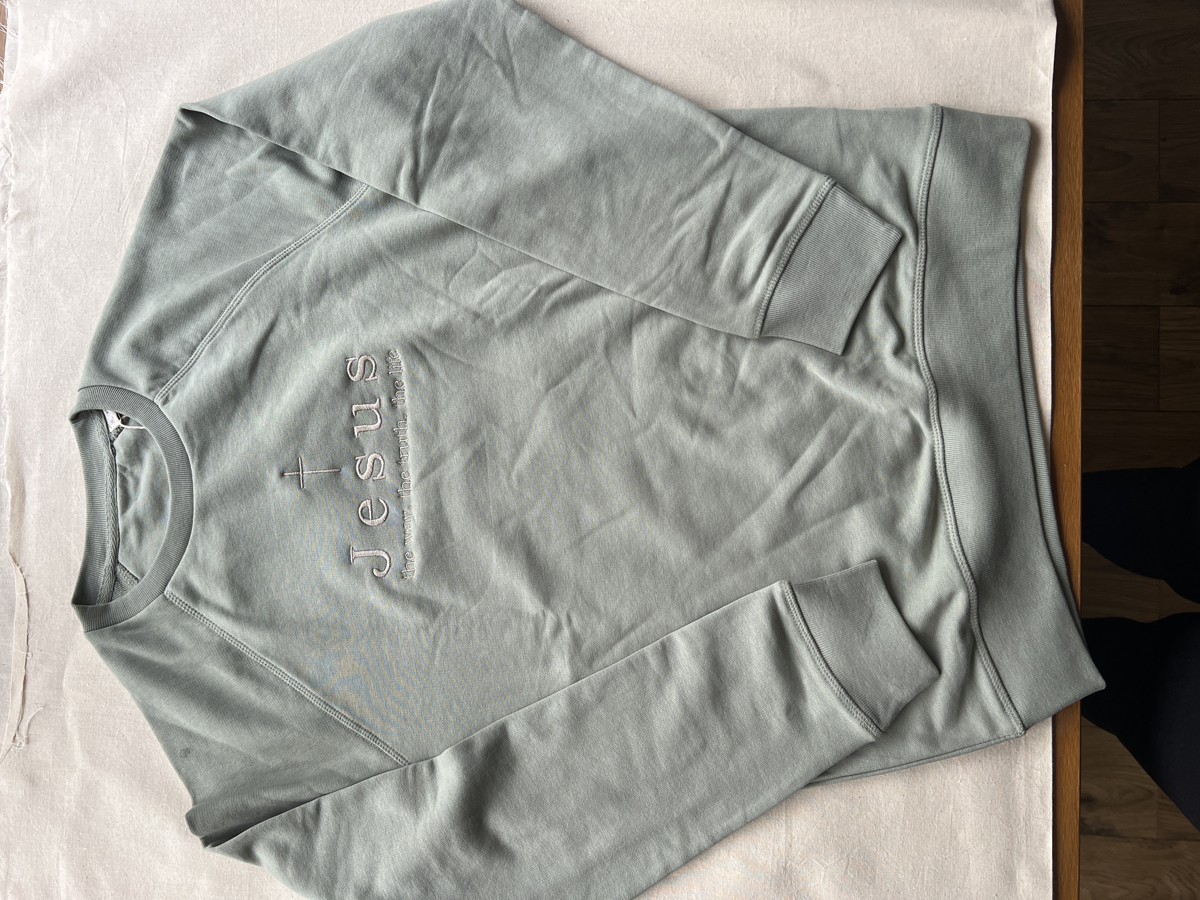 Bluză din bumbac 100%, brodată cu mesajul: Jesus the way the truth the life, culoare verde sage, mărimea M