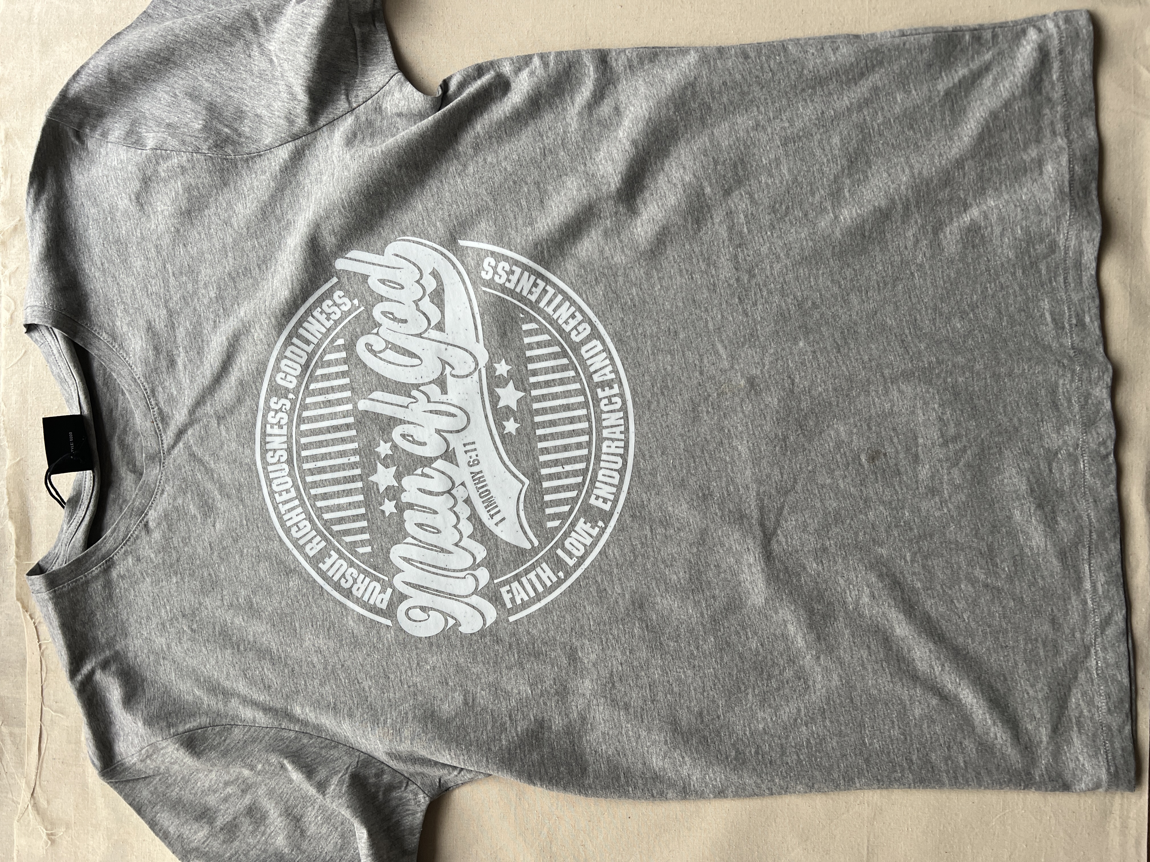 Tricou imprimat cu mesajul Man of God, mărime L, gri deschis