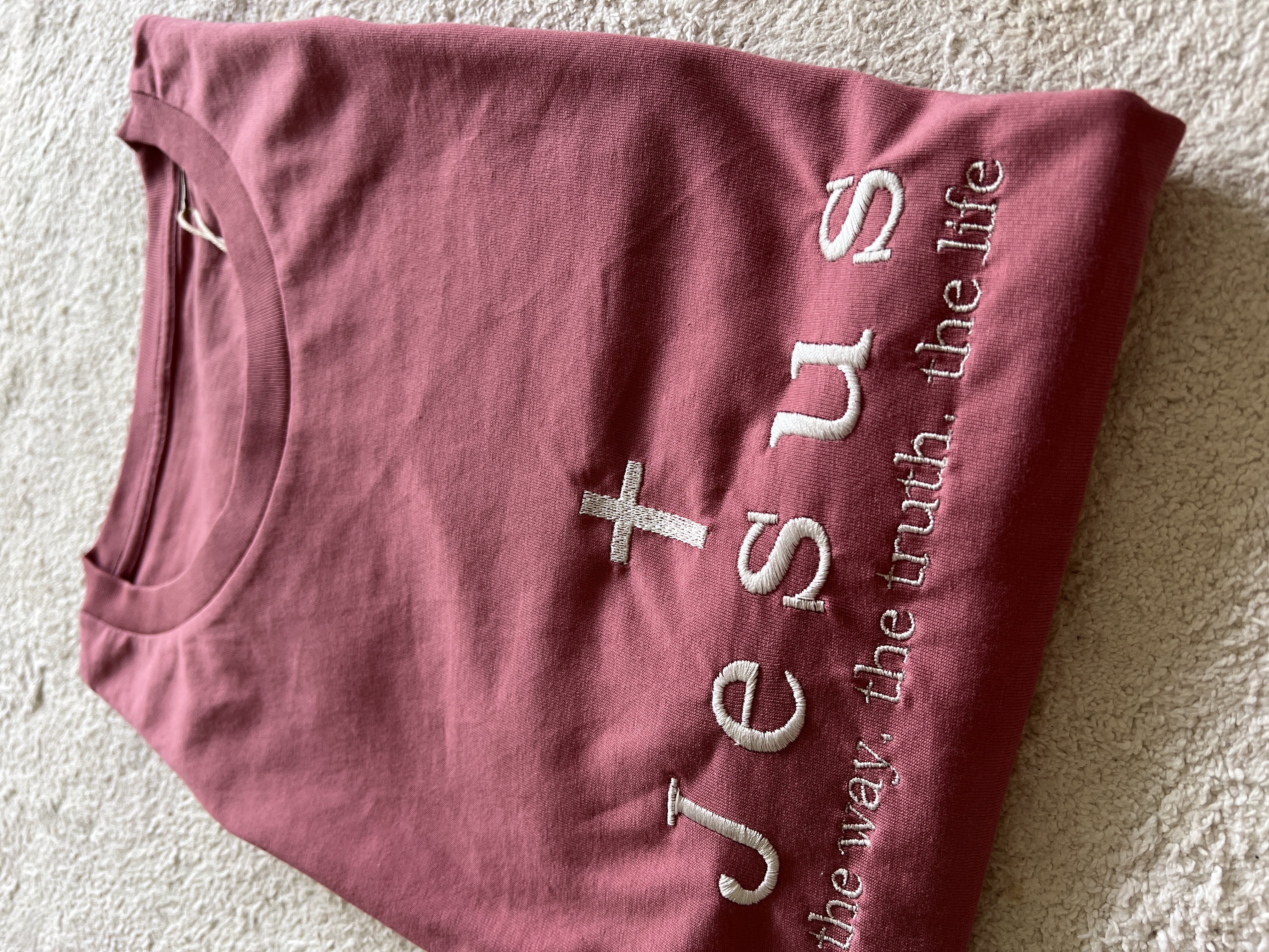 Tricou brodat cu mesajul: Jesus the way the truth the life, culoare crem, roz, verde, mărimea L, L și XL 