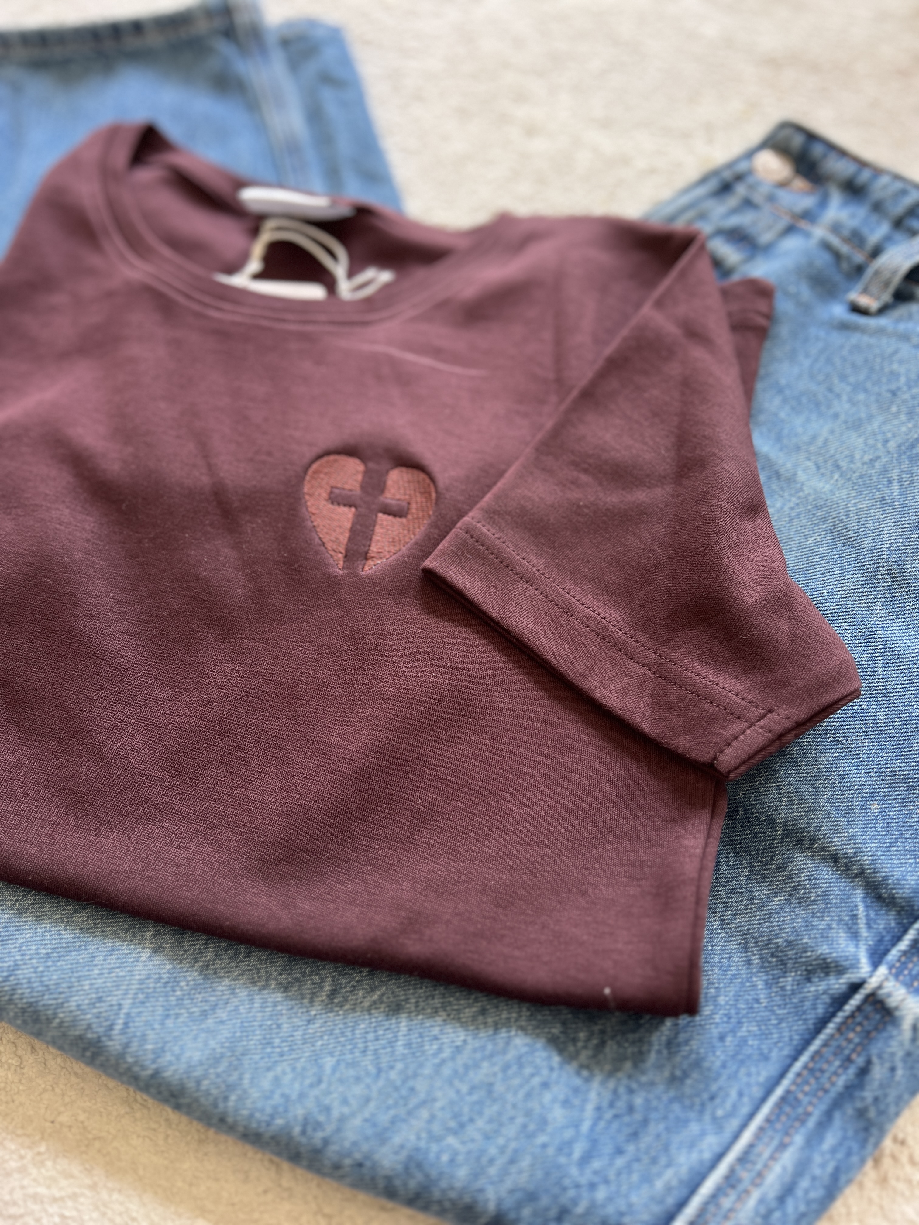 Tricou brodat cu inimă și cruce, mărimea S femei, culoare vișiniu wine