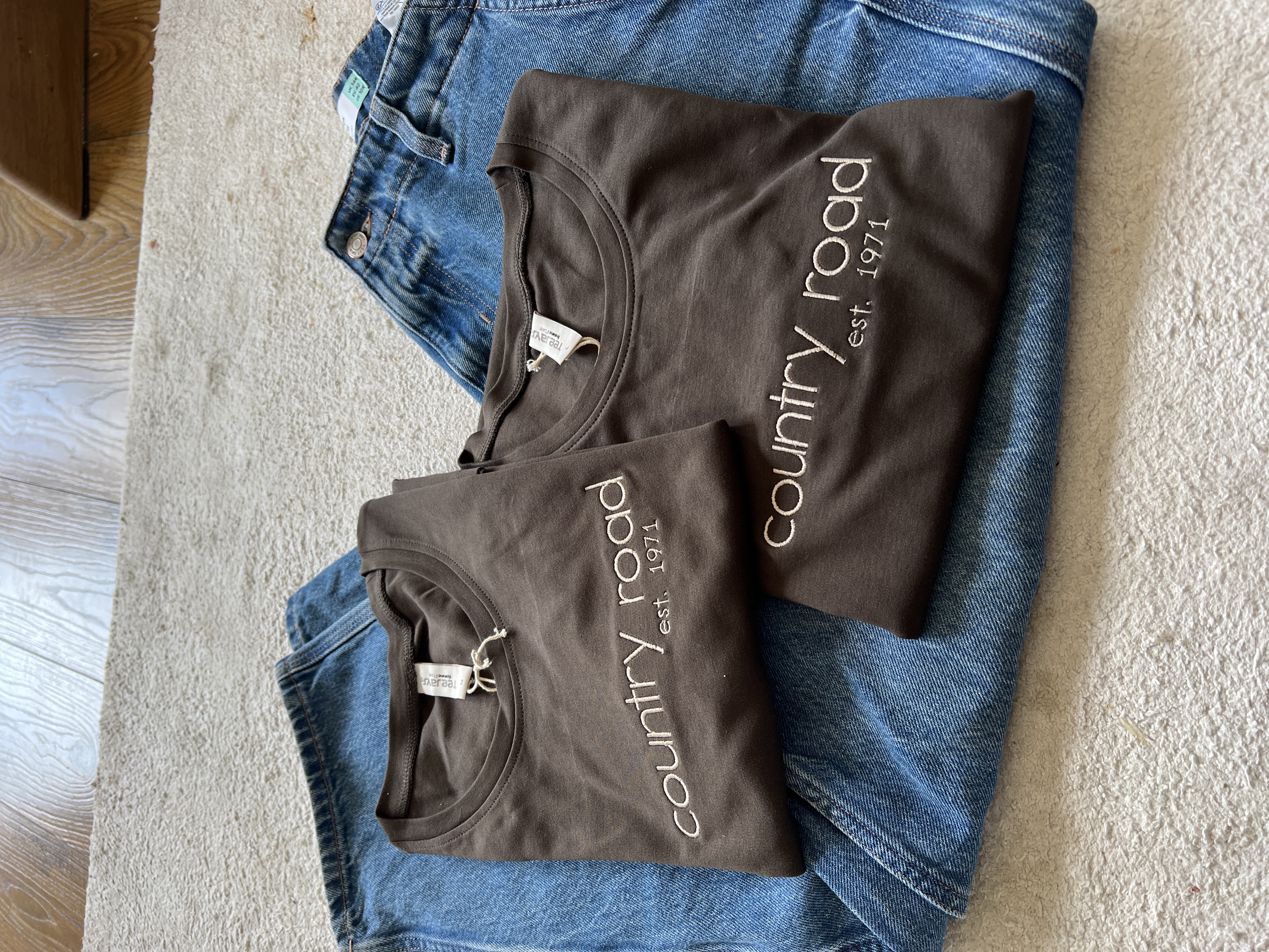 Tricou brodat cu mesajul country road, mărimile M și L femei, culoare olive (verde/maro)