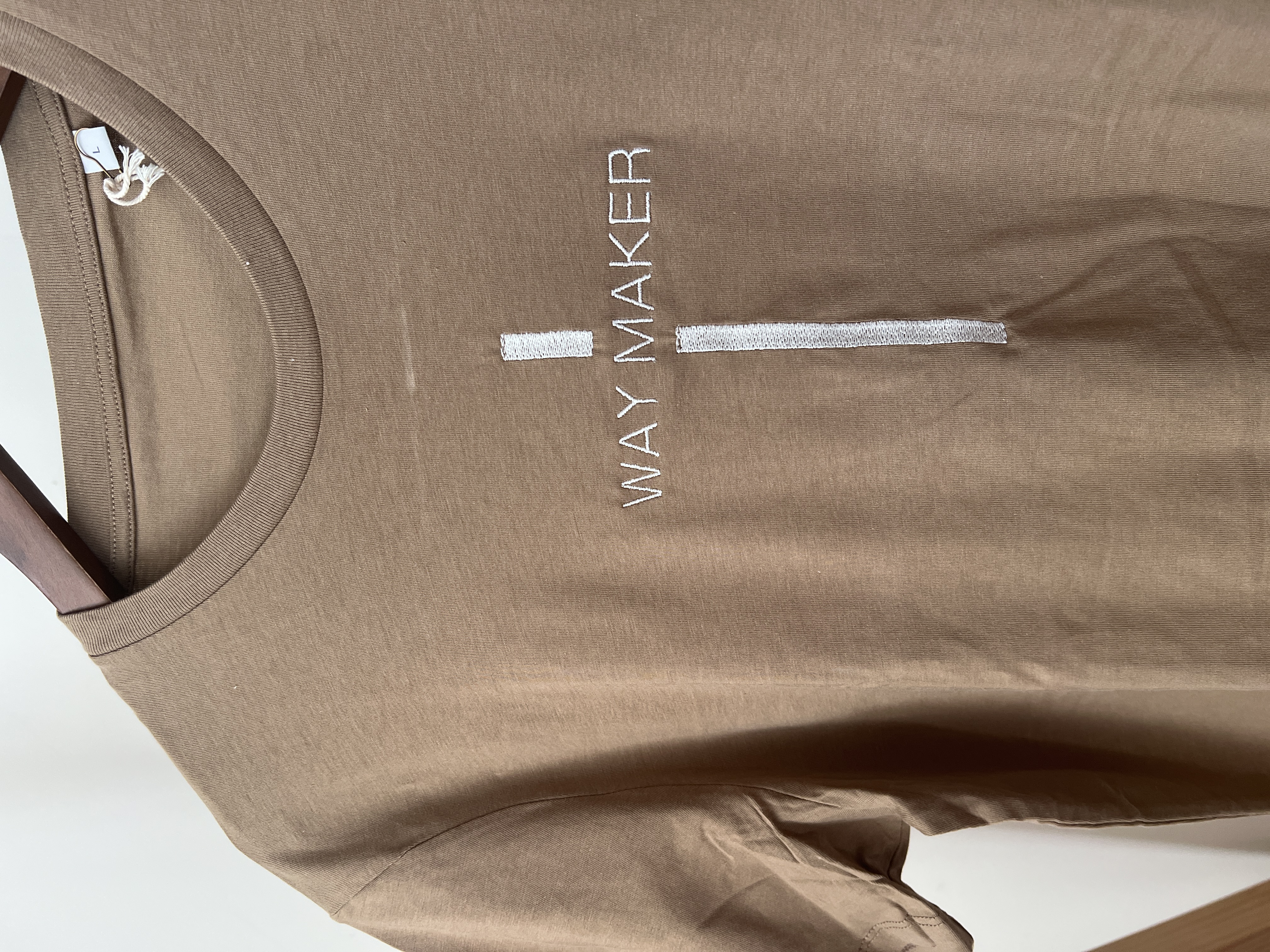 Tricou brodat cu mesajul: Way maker, culoare bej, mărimea L