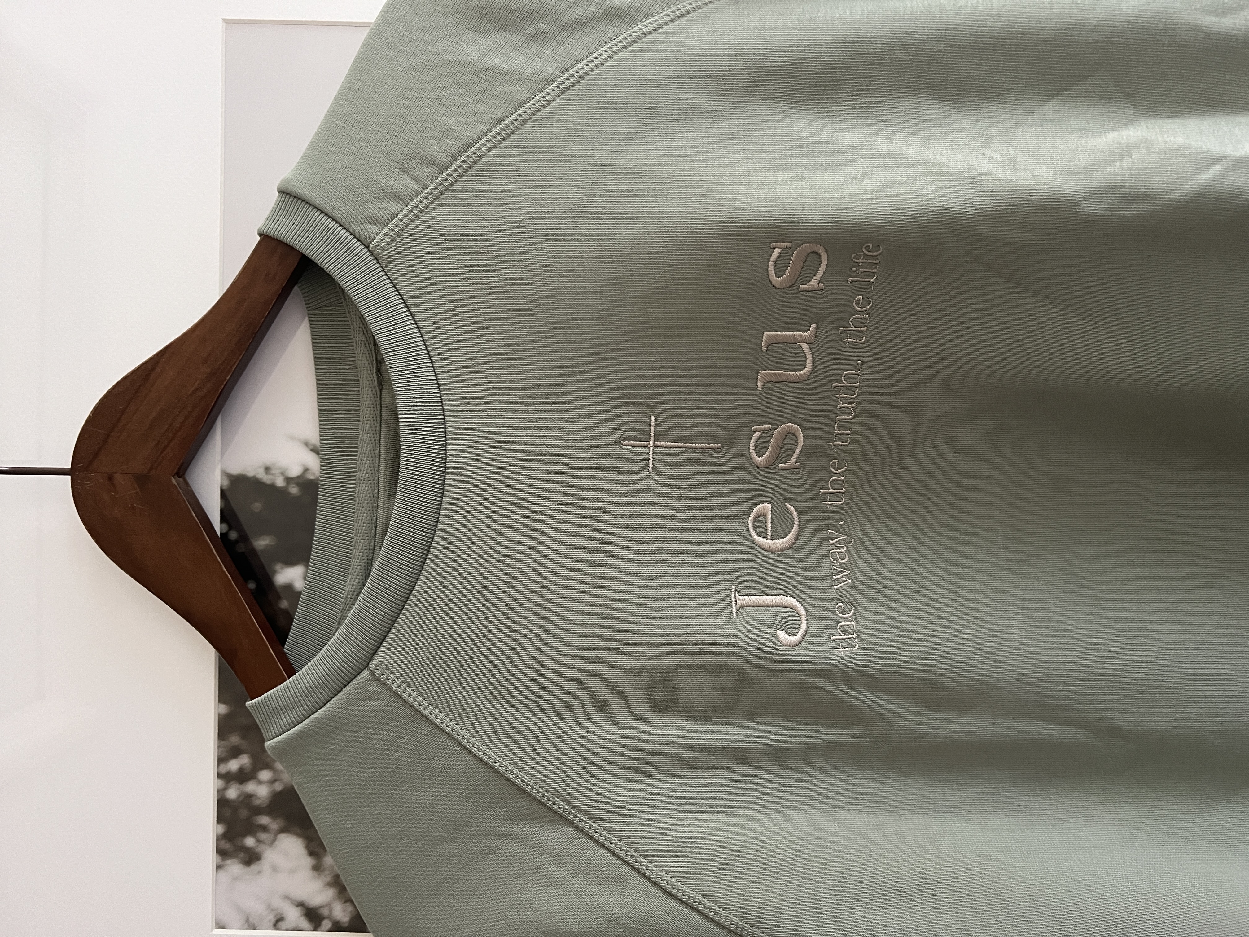 Bluză din bumbac 100%, brodată cu mesajul: Jesus the way the truth the life, culoare verde sage, mărimea M