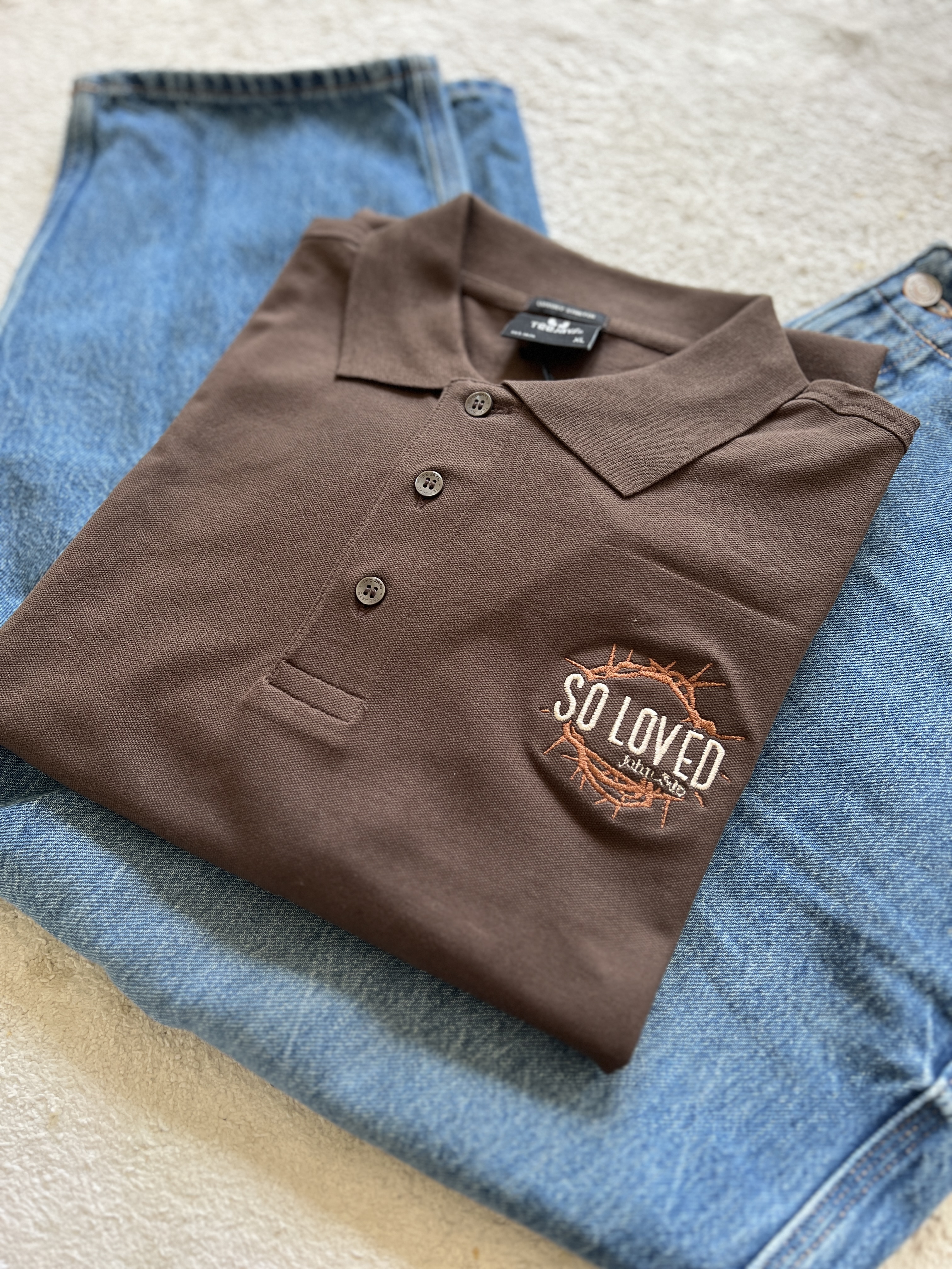 Tricou polo brodat mesajul: So loved, John 3:16, mărimea XL bărbati, maro