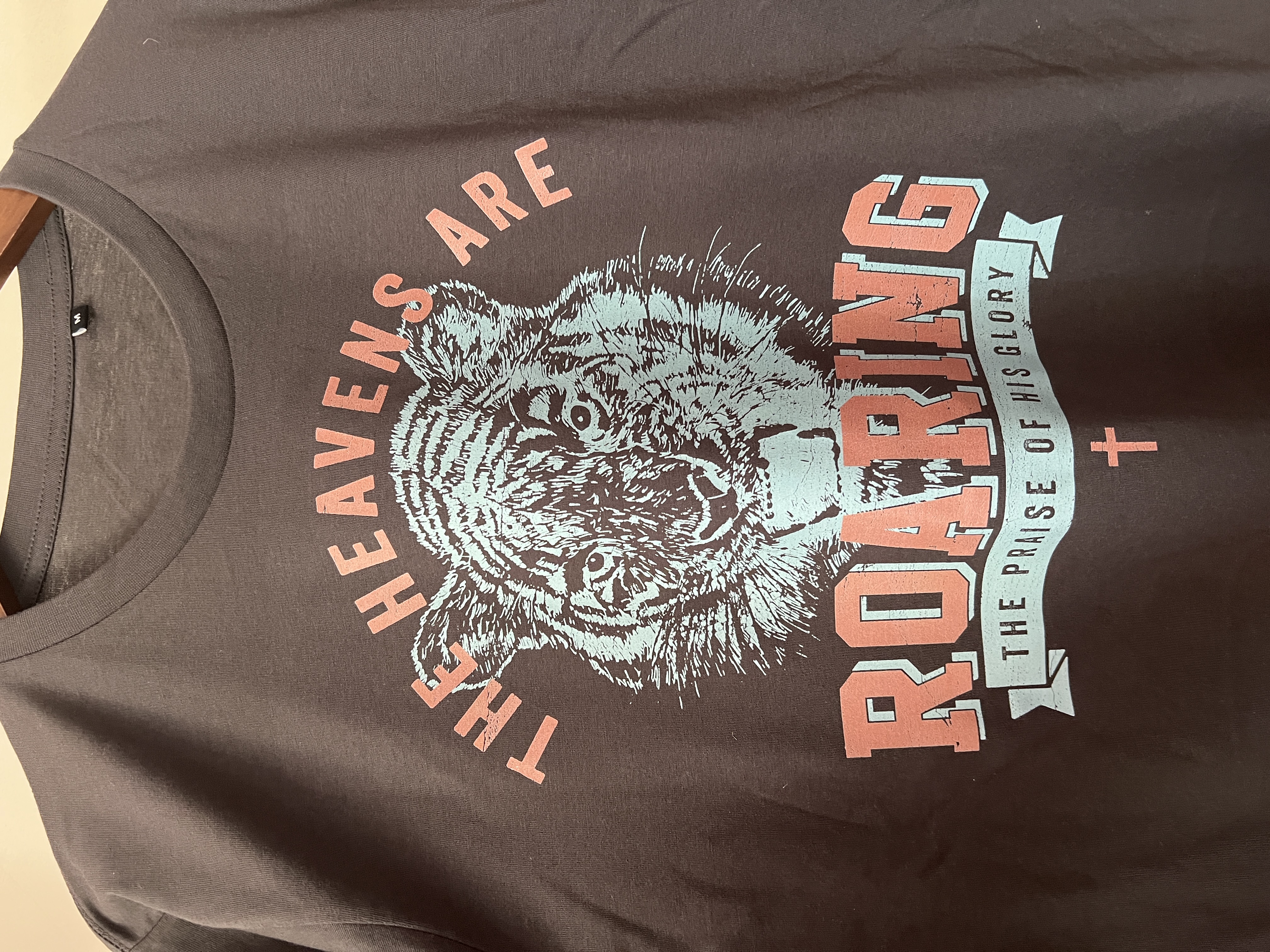 Tricou imprimat cu mesajul The heavens are roaring, mărime M, gri deschis si gri închis