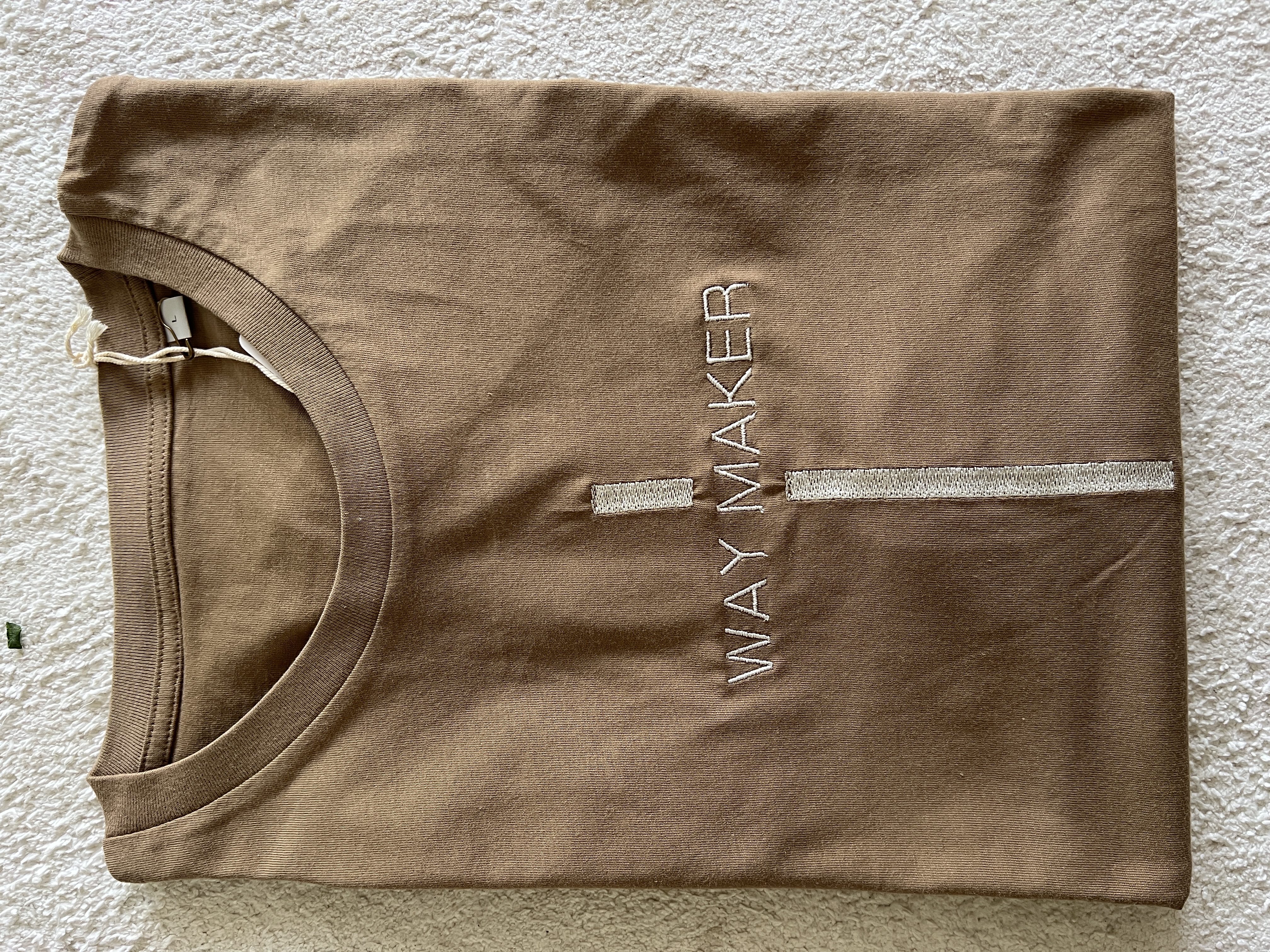 Tricou brodat cu mesajul: Way maker, culoare bej, mărimea L