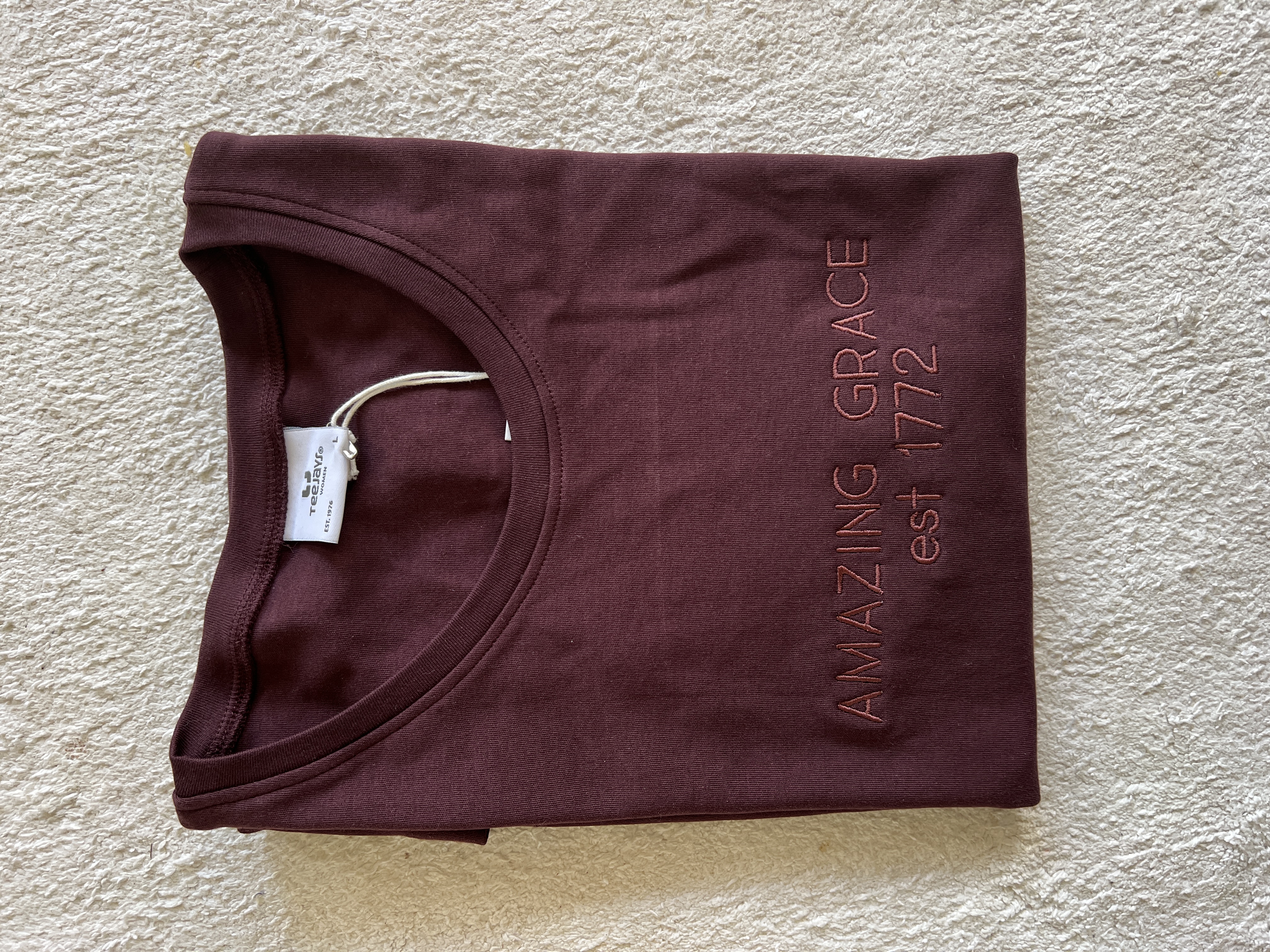 Tricou cu mesajul: Amazing grace, două mărimi disponibilă L și XL, culoare vișiniu wine