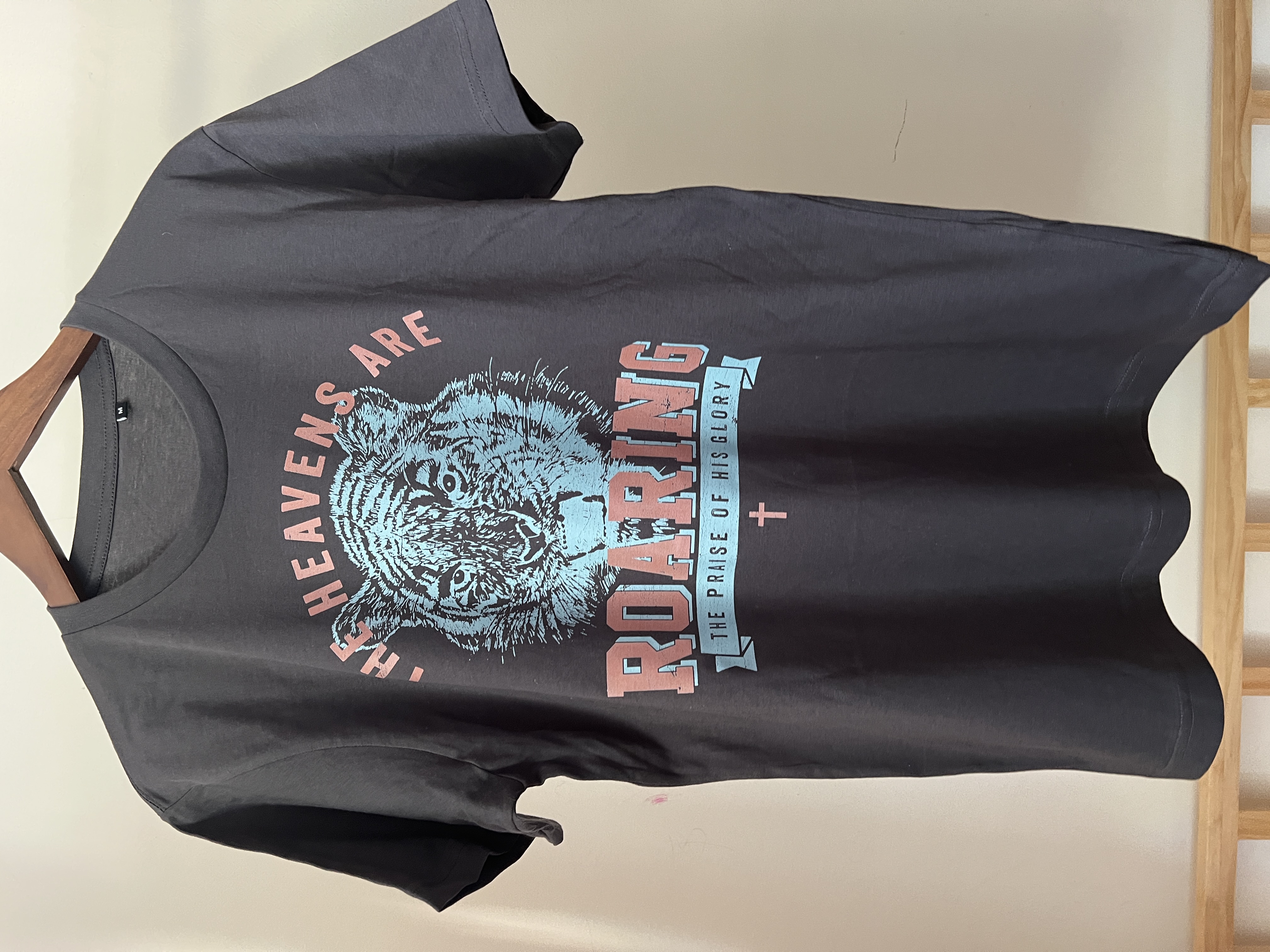 Tricou imprimat cu mesajul The heavens are roaring, mărime M, gri deschis si gri închis