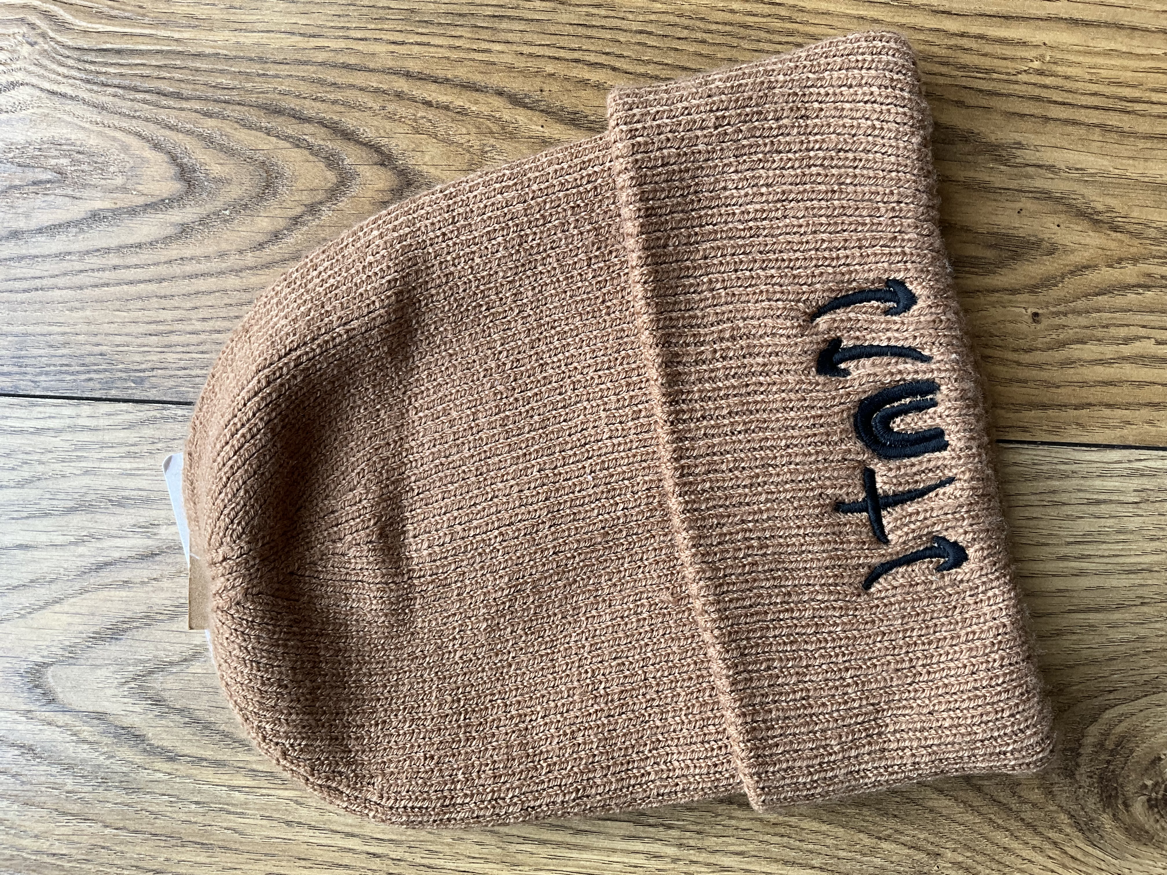 Căciulă/fes de iarnă, brodat cu inscripții creștine, culoare caramel 