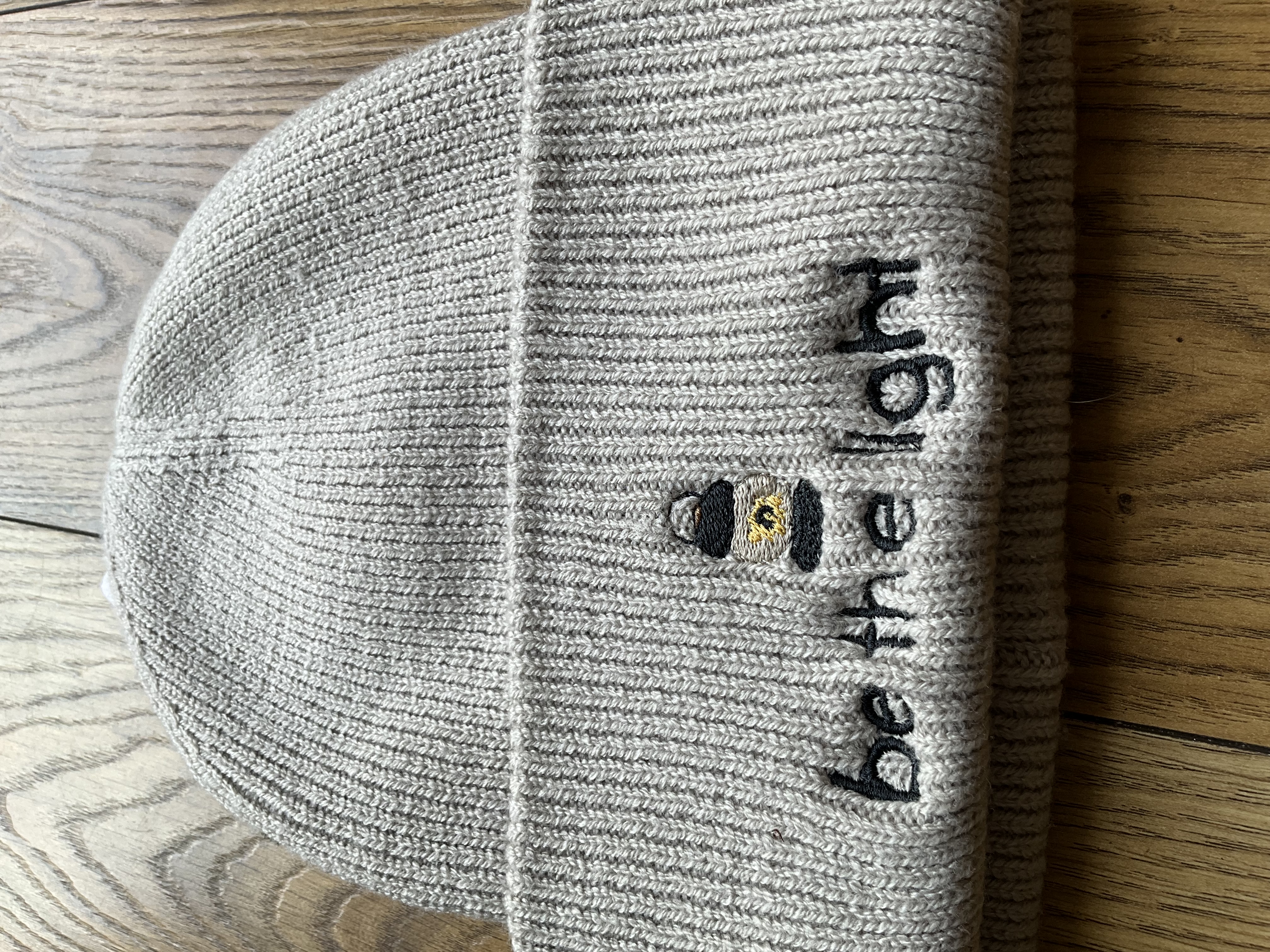 Căciulă/fes de iarnă, brodat cu mesajul: Be the light, culoare crem