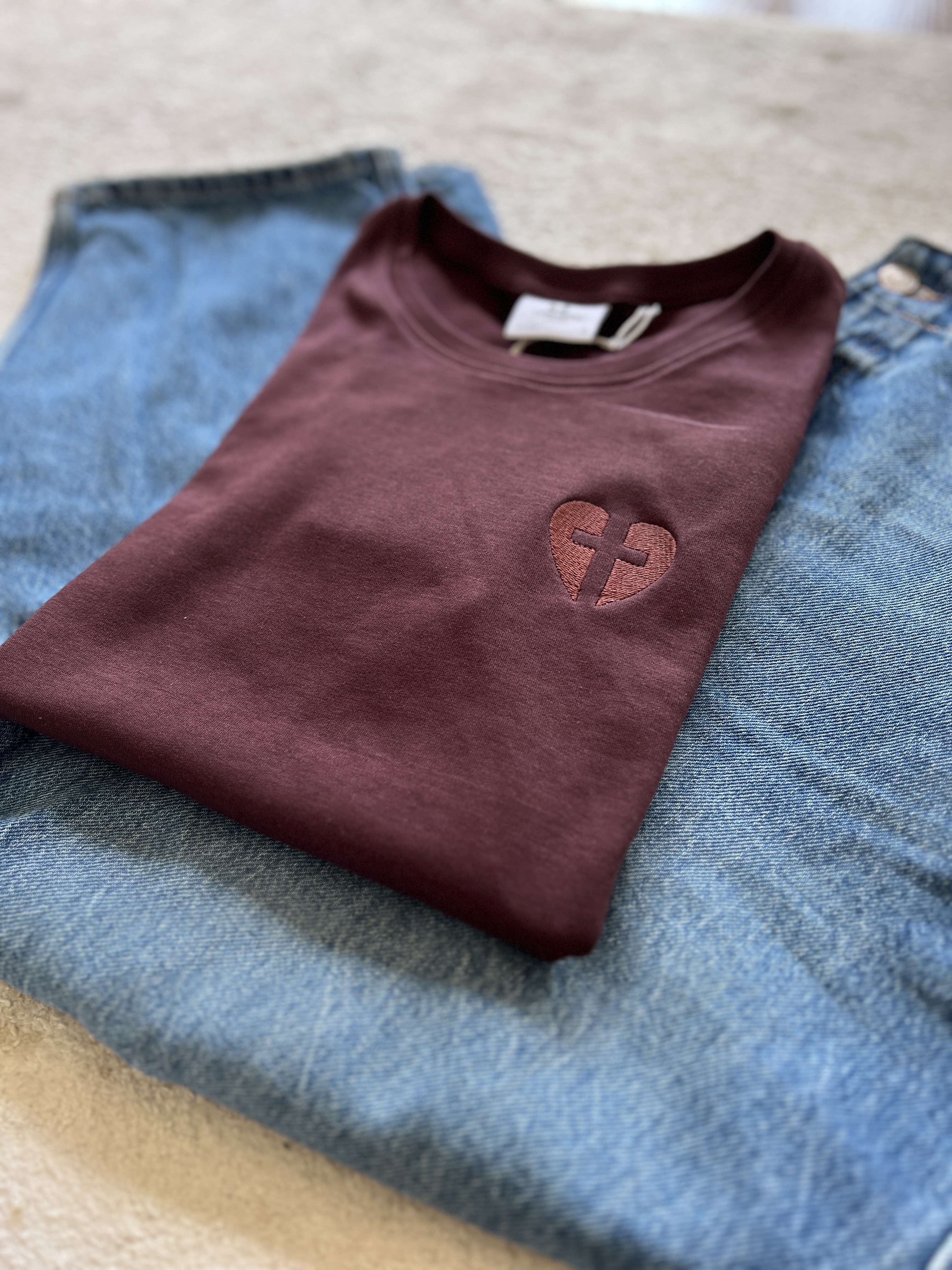 Tricou brodat cu inimă și cruce, mărimea S femei, culoare vișiniu wine