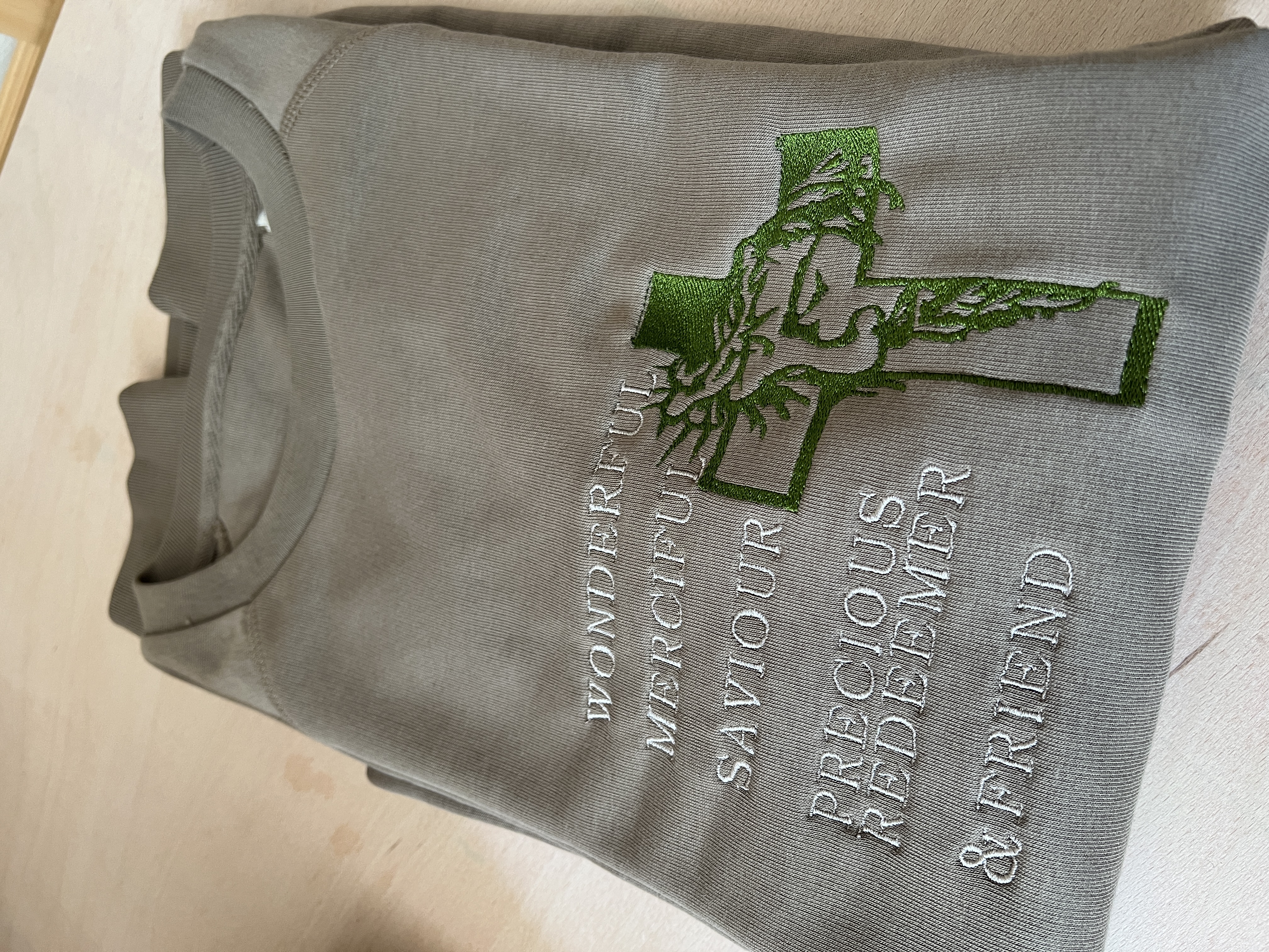 Bluză din bumbac 100%, brodată cu mesaj creștin, culoare bej mocha, mărimea L