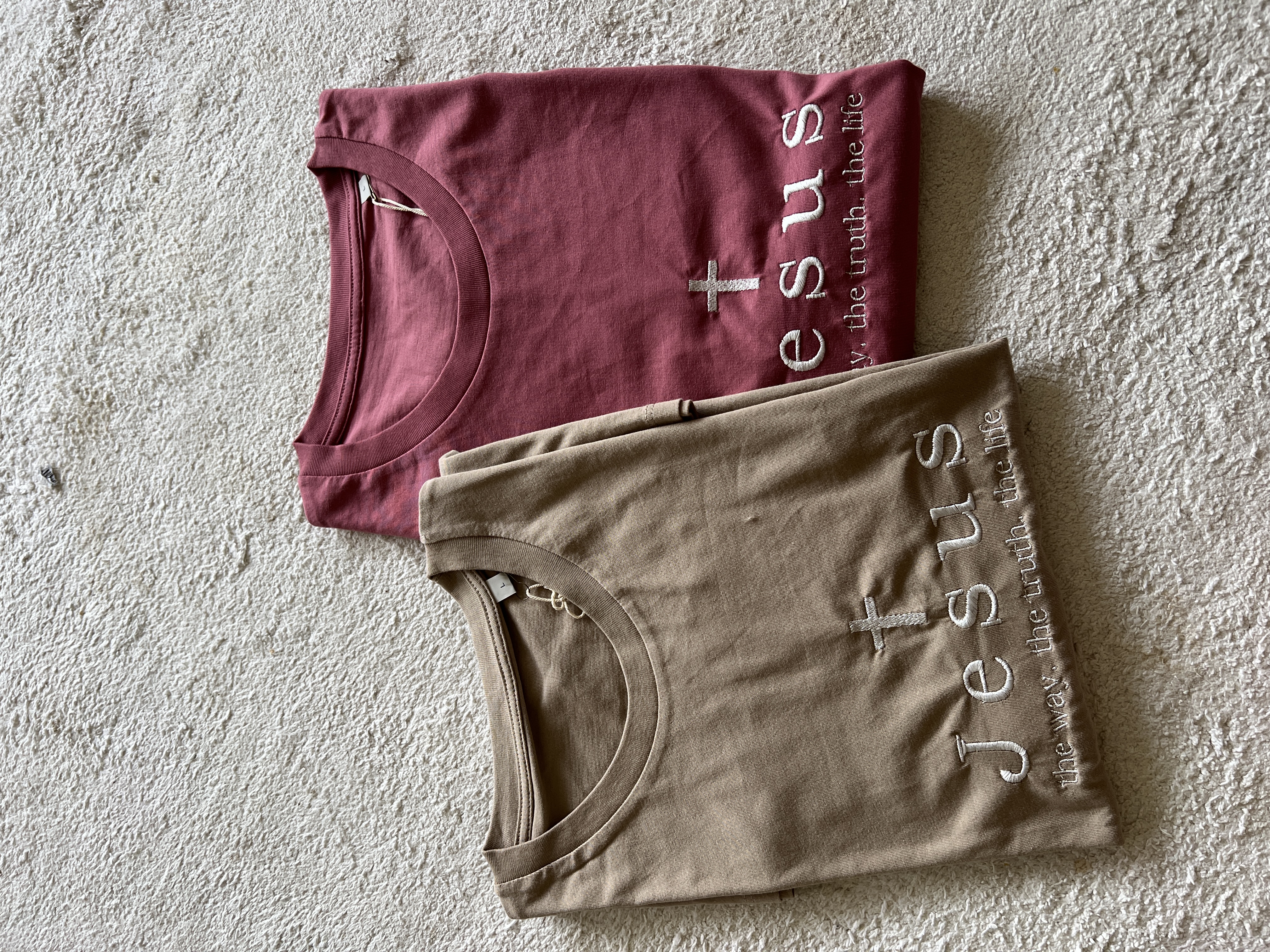 Tricou brodat cu mesajul: Jesus the way the truth the life, culoare crem, roz, verde, mărimea L, L și XL 