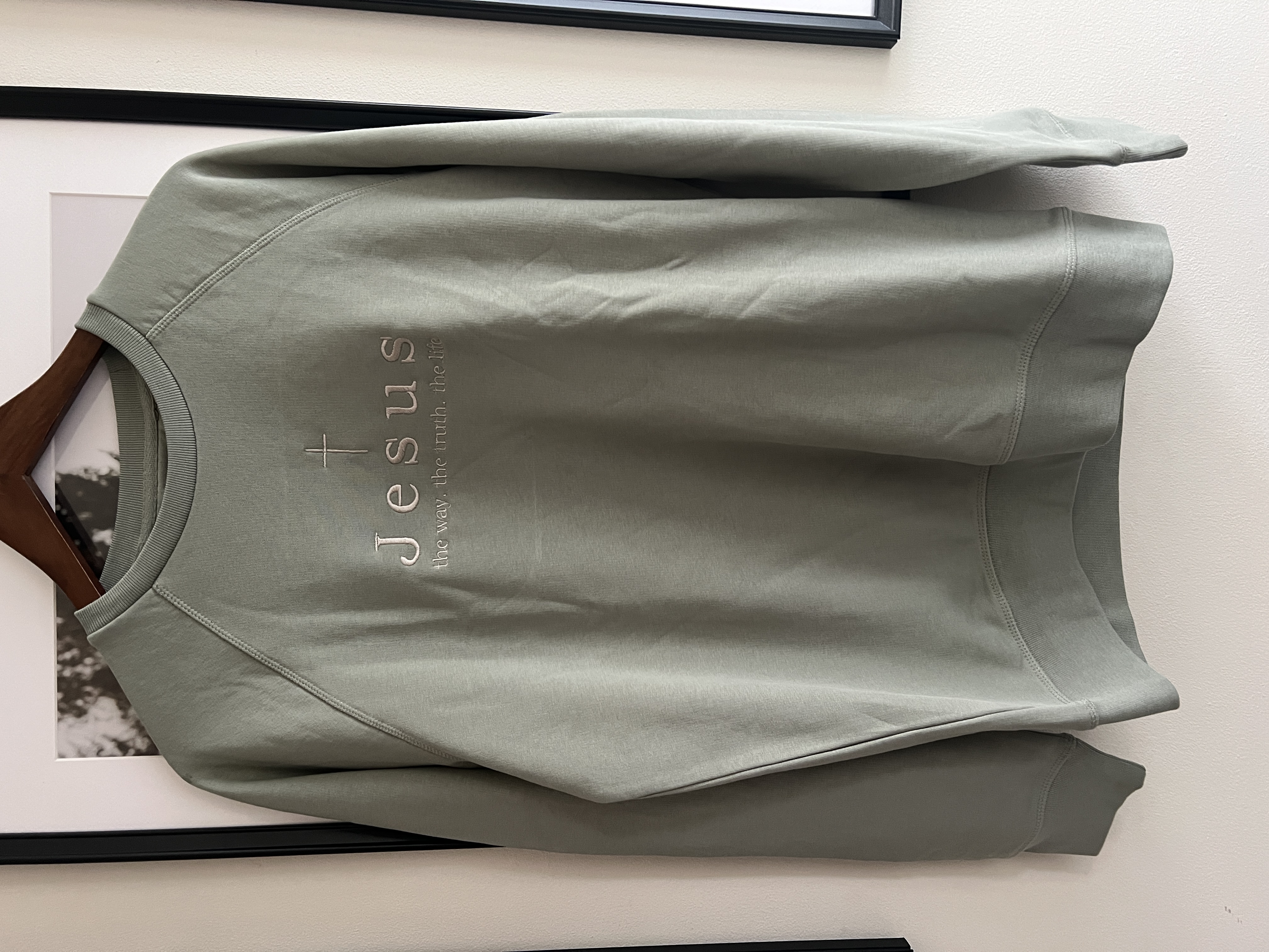 Bluză din bumbac 100%, brodată cu mesajul: Jesus the way the truth the life, culoare verde sage, mărimea M