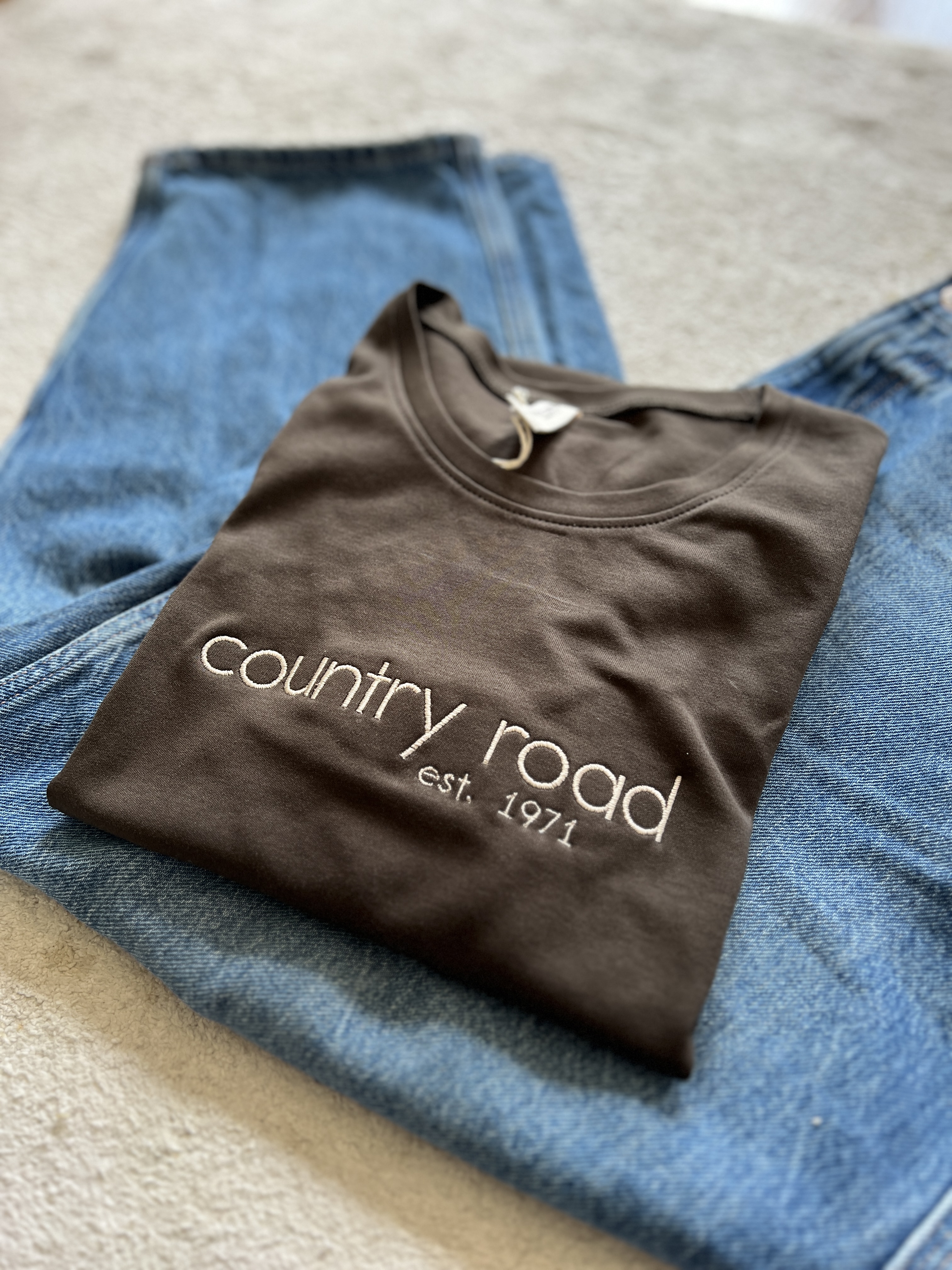 Tricou brodat cu mesajul country road, mărimile M și L femei, culoare olive (verde/maro)