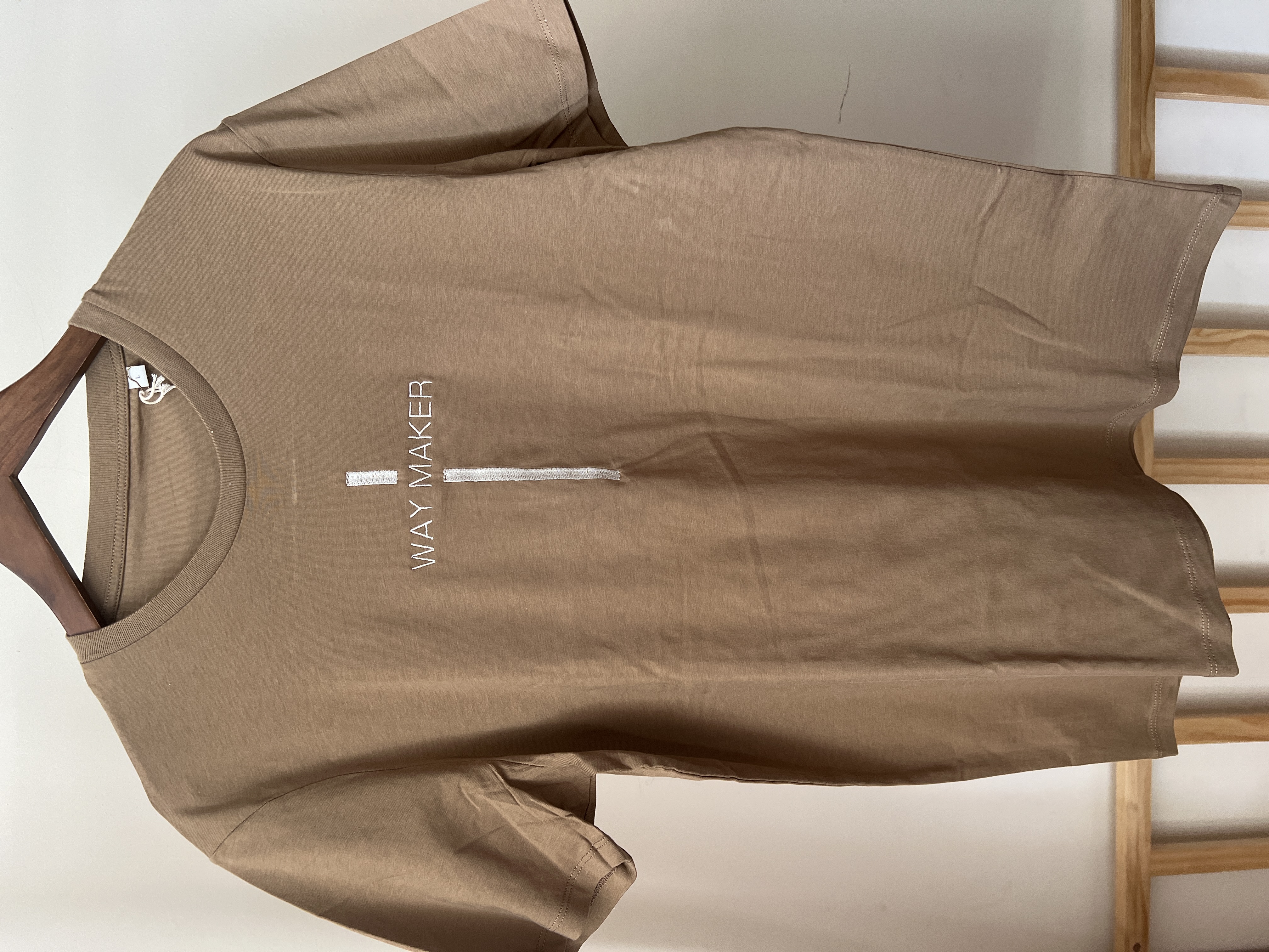 Tricou brodat cu mesajul: Way maker, culoare bej, mărimea L