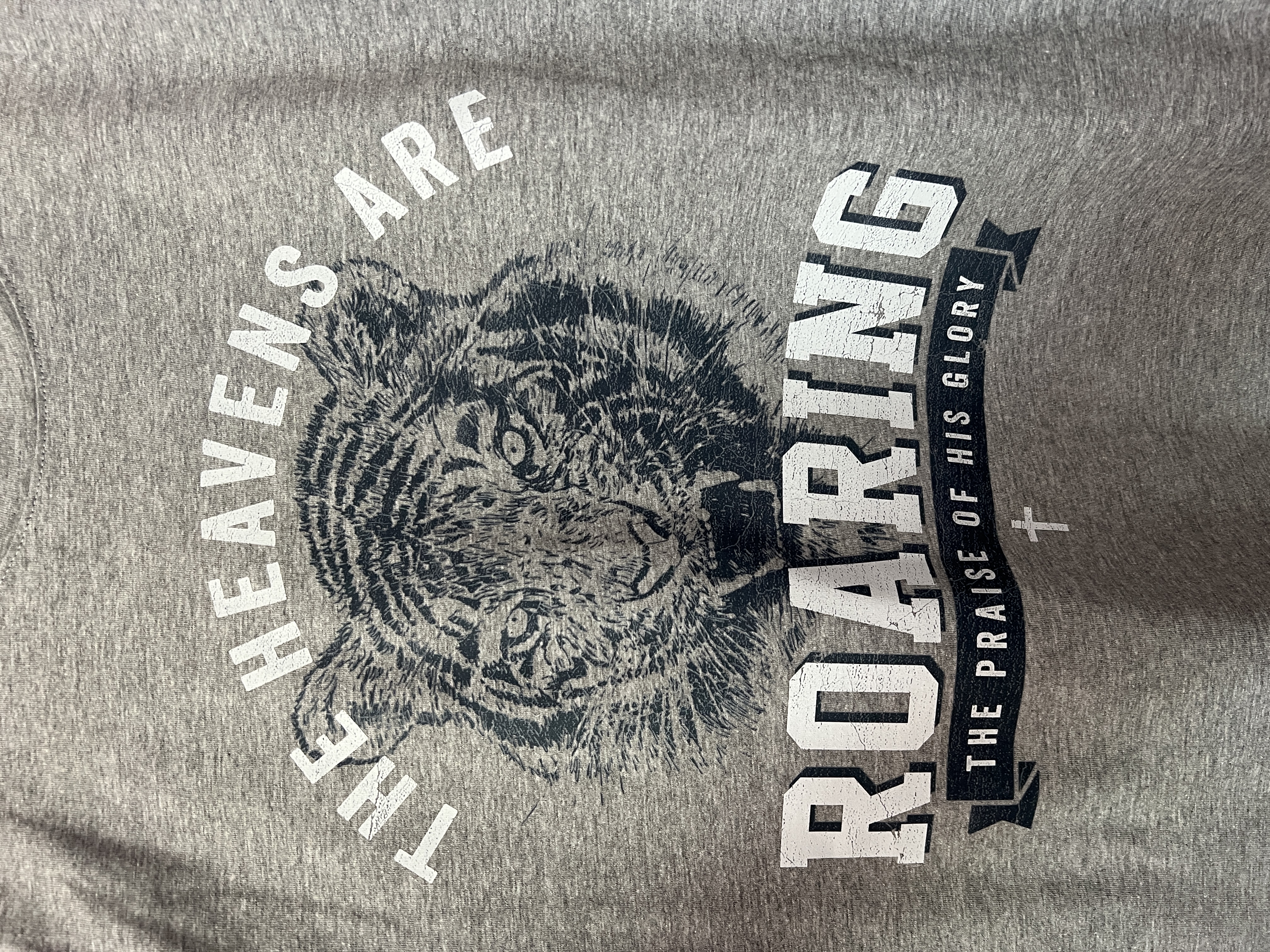 Tricou imprimat cu mesajul The heavens are roaring, mărime M, gri deschis si gri închis