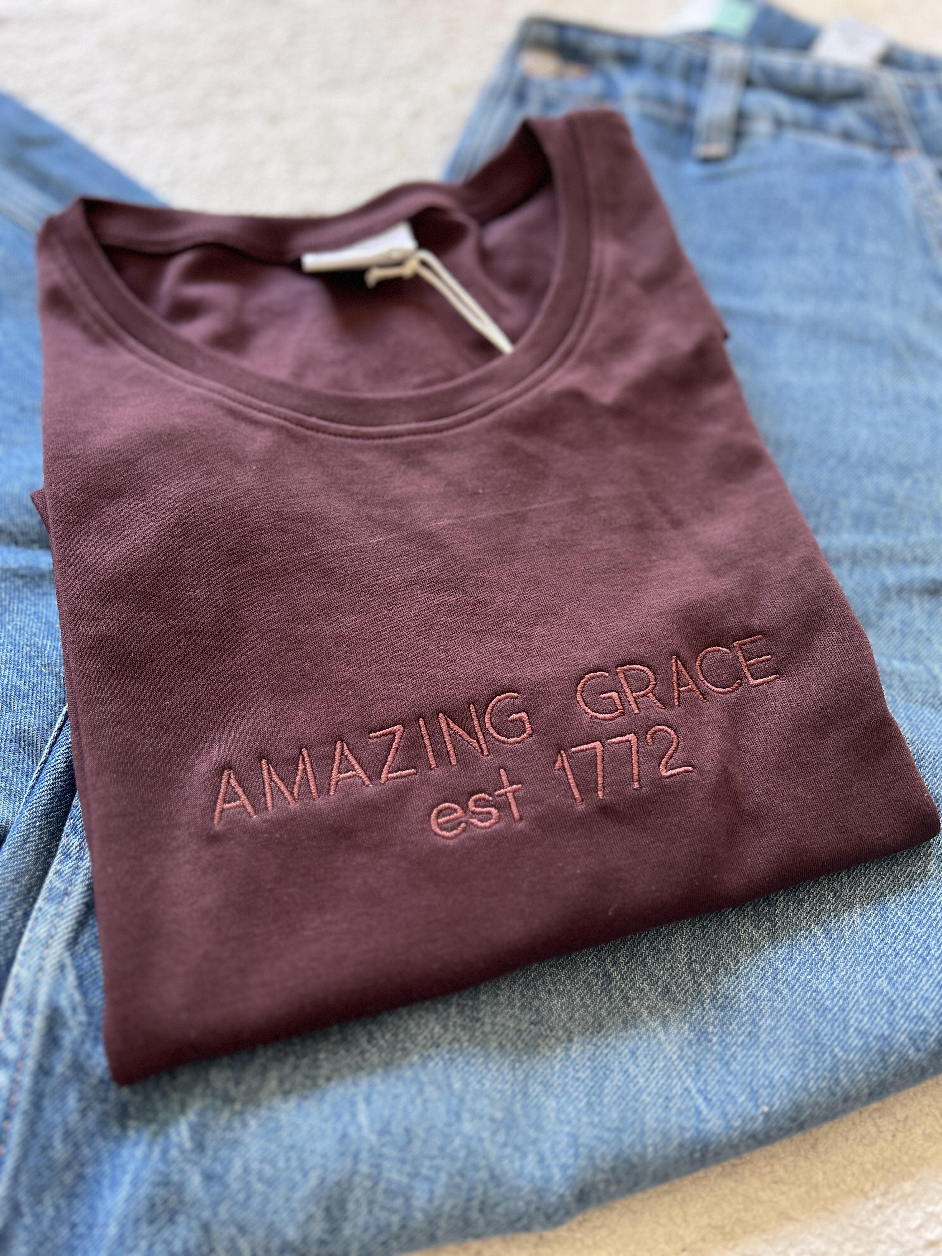 Tricou cu mesajul: Amazing grace, două mărimi disponibilă L și XL, culoare vișiniu wine