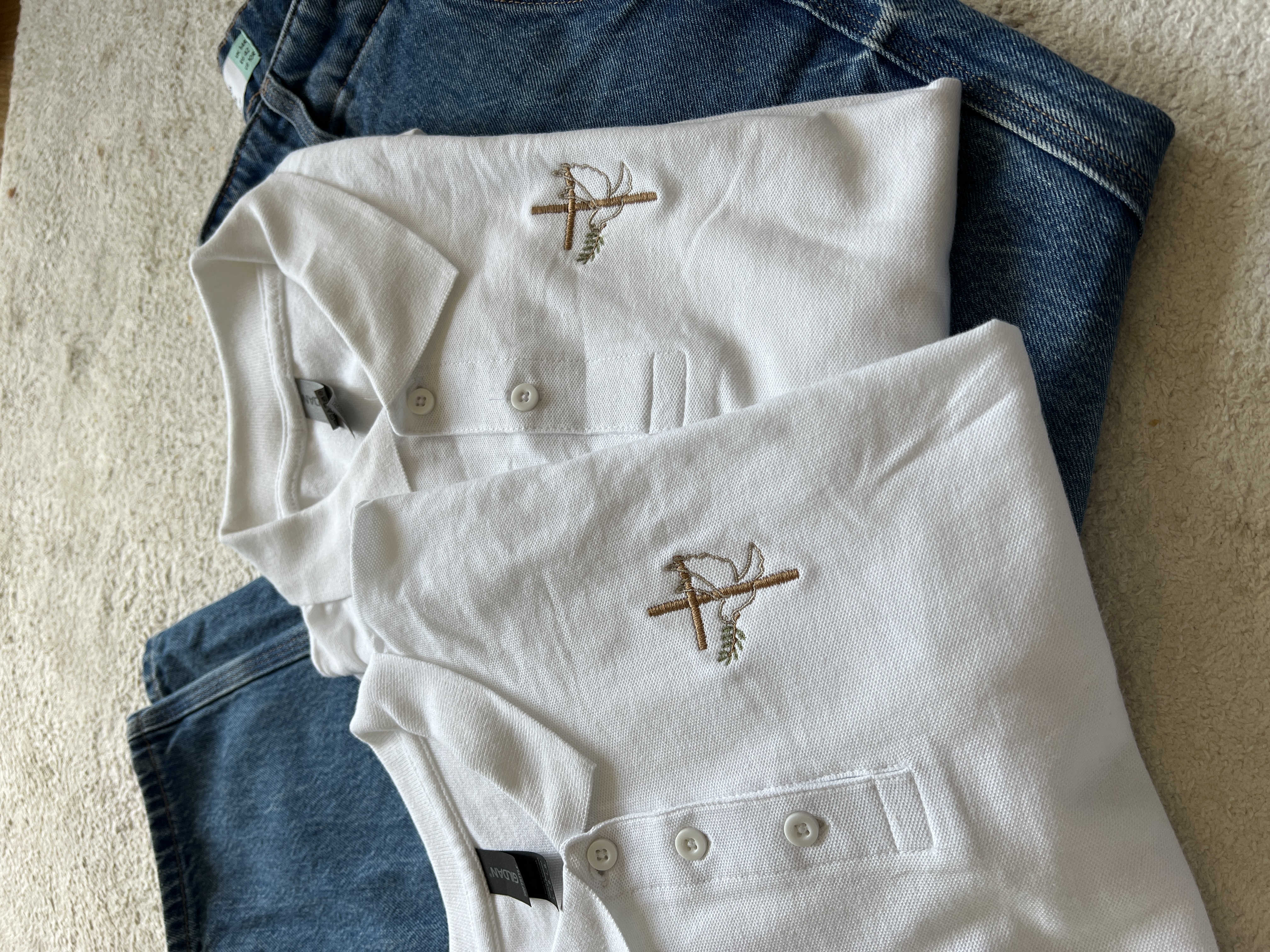 Tricou polo brodat cu cruce si porumbel, mărimi L, XL, XL, culori alb si crem