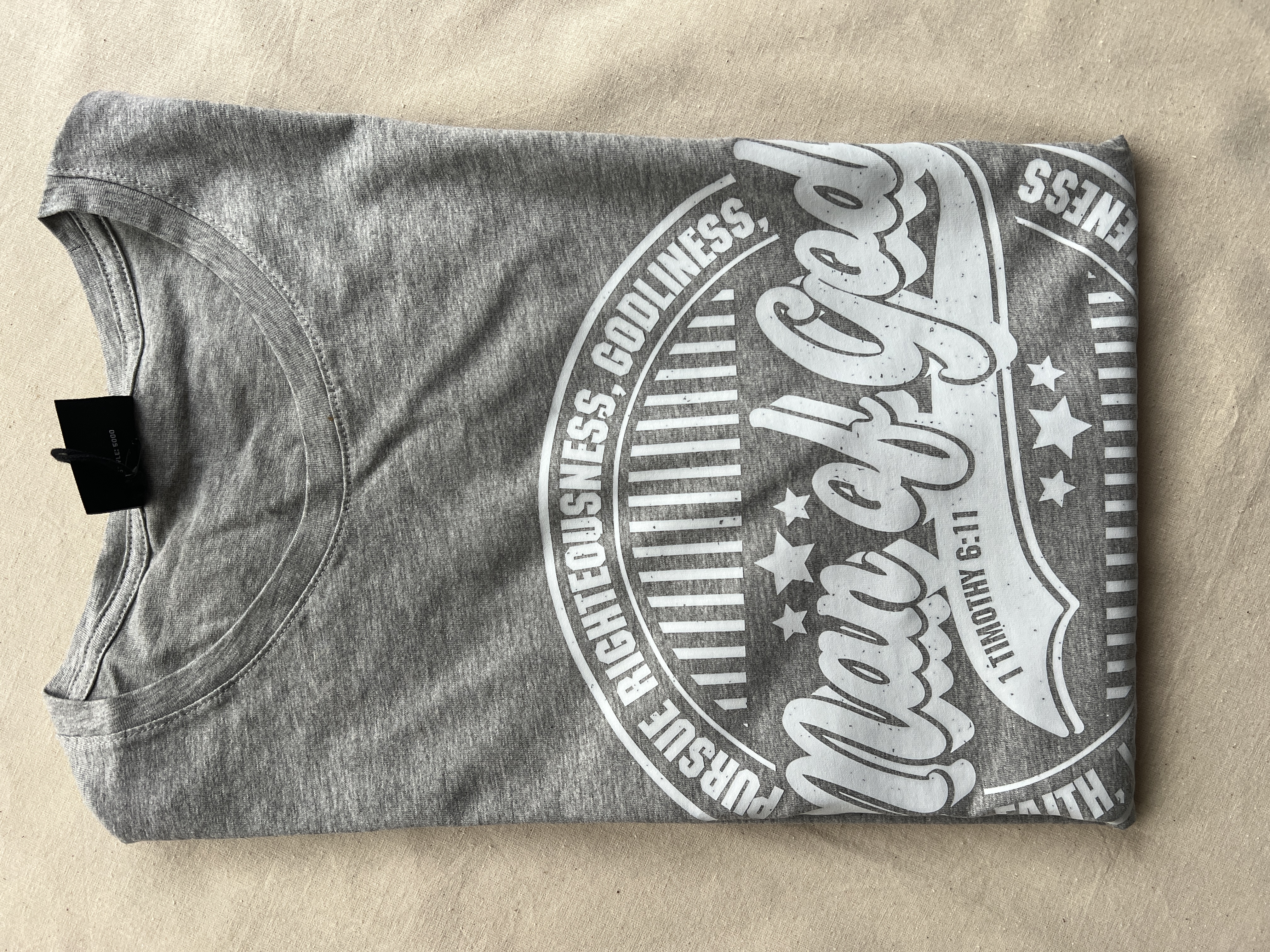 Tricou imprimat cu mesajul Man of God, mărime L, gri deschis