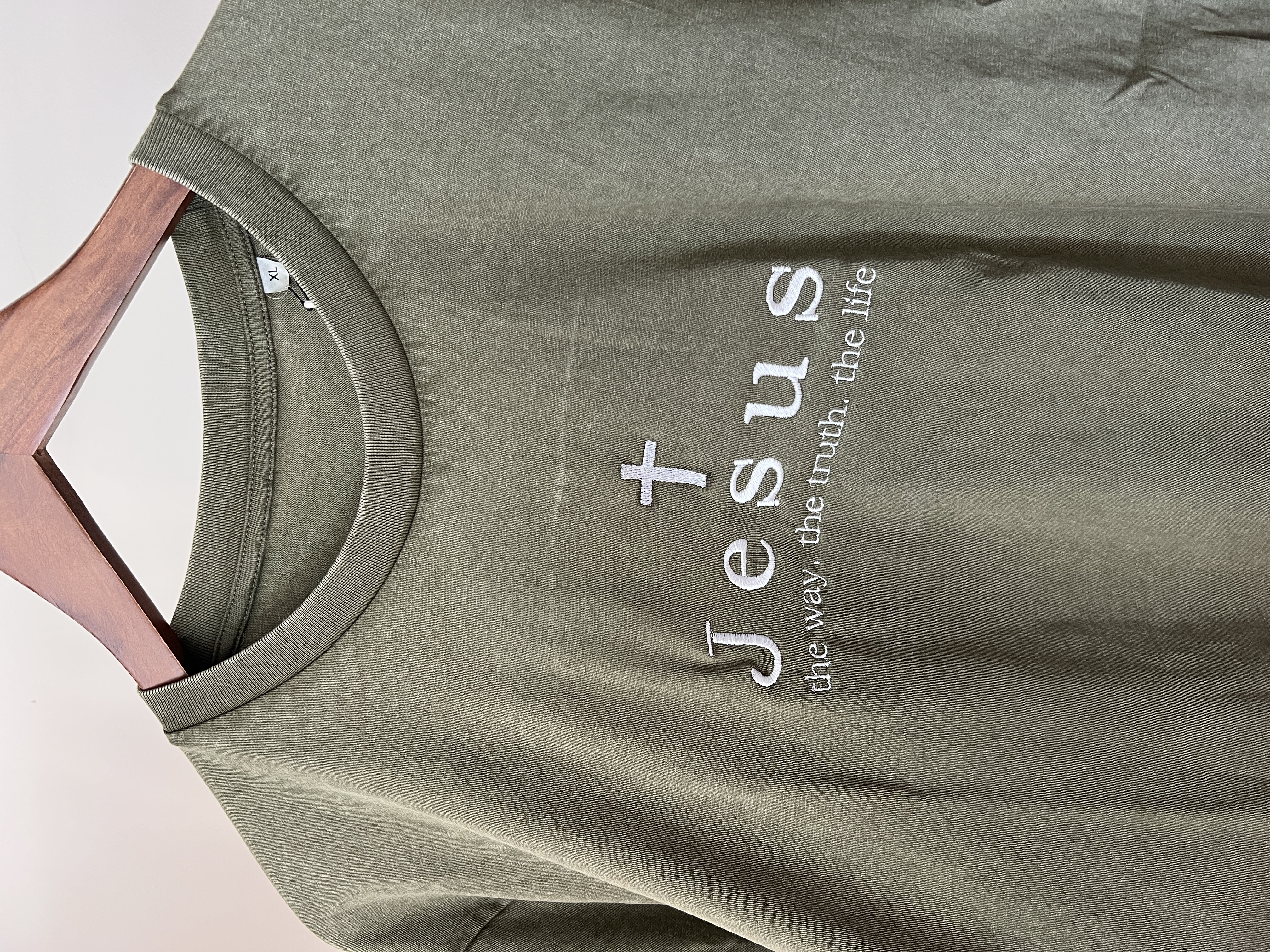 Tricou brodat cu mesajul: Jesus the way the truth the life, culoare crem, roz, verde, mărimea L, L și XL 