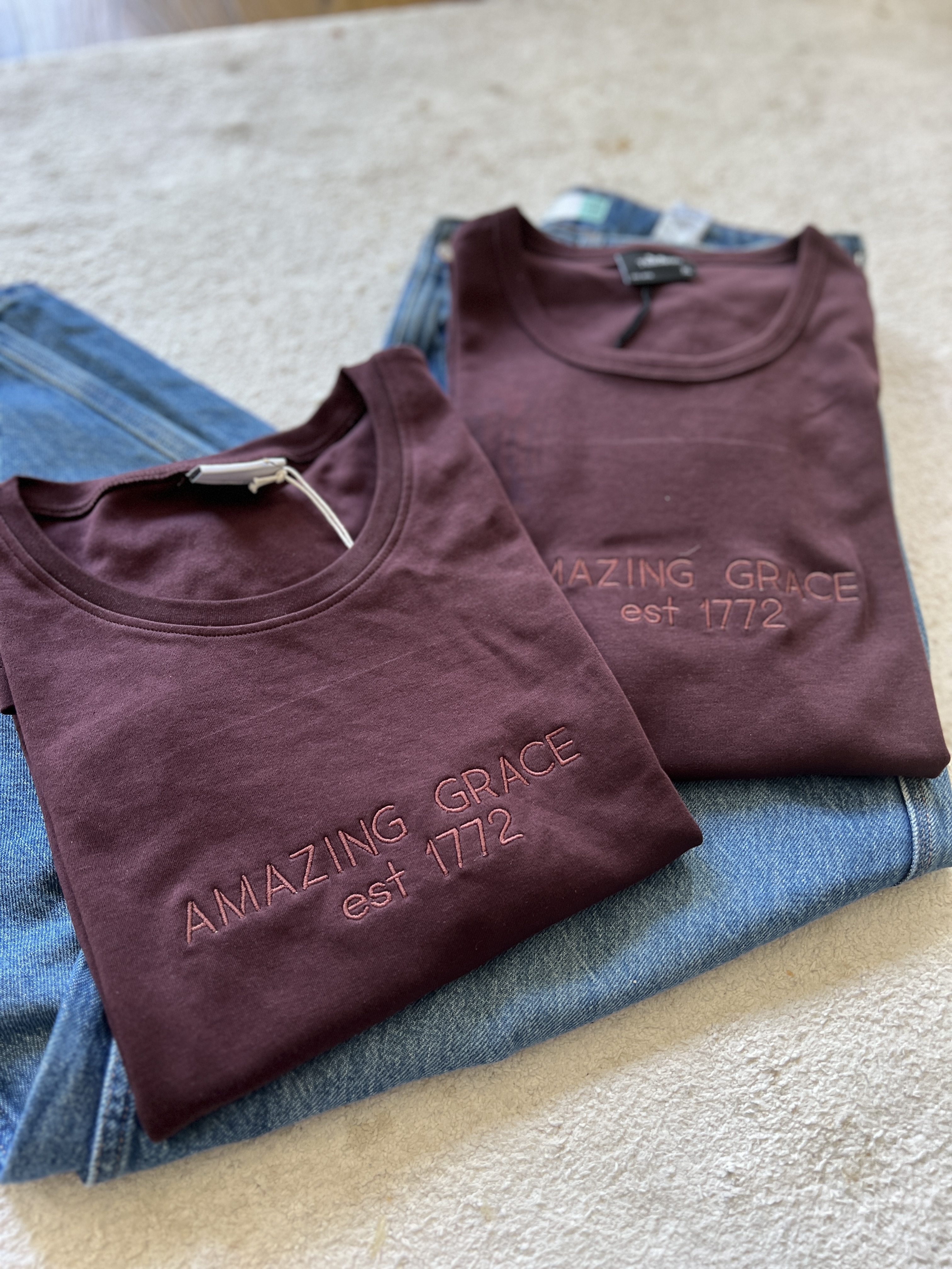 Tricou cu mesajul: Amazing grace, două mărimi disponibilă L și XL, culoare vișiniu wine