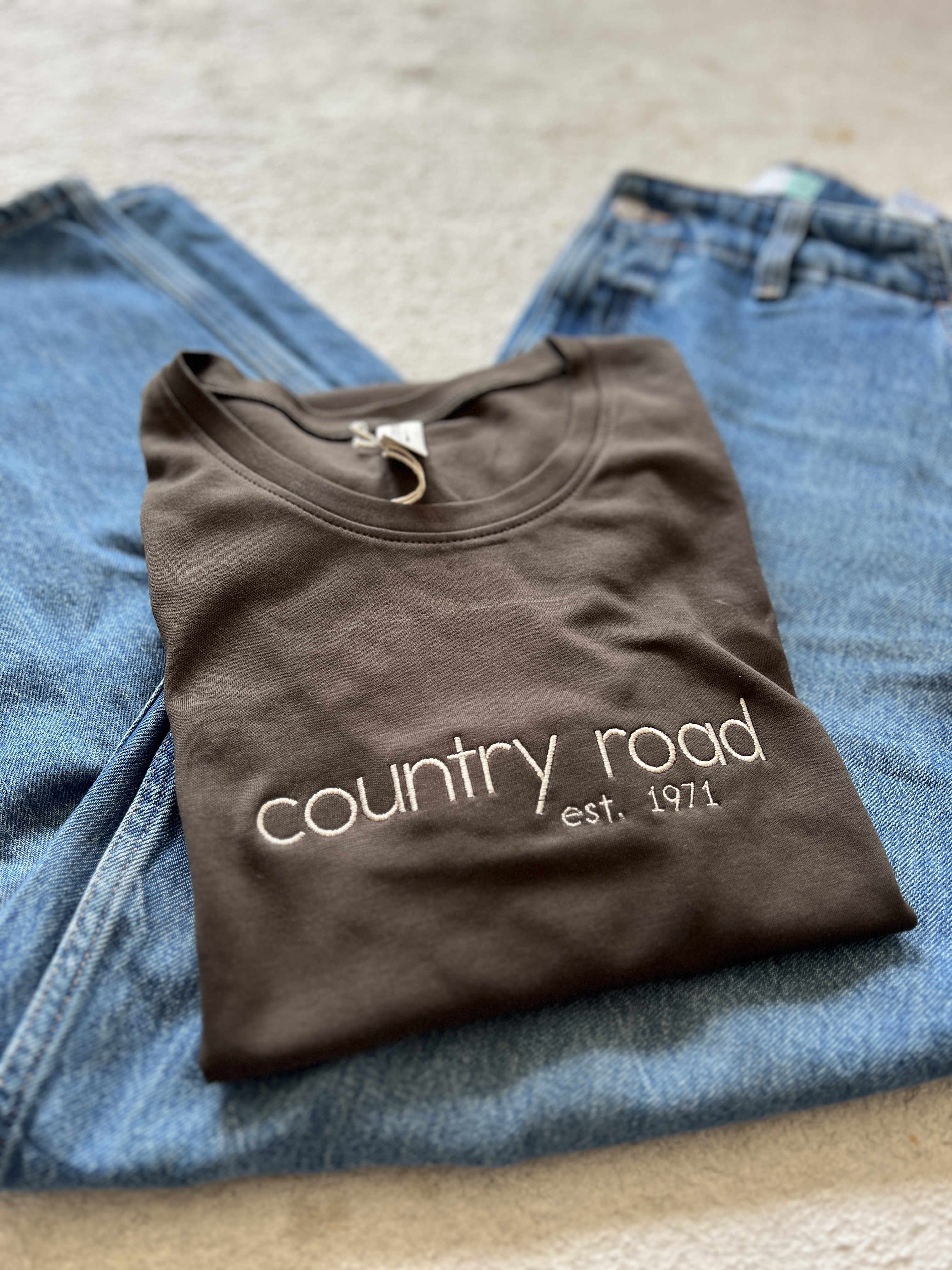 Tricou brodat cu mesajul country road, mărimile M și L femei, culoare olive (verde/maro)