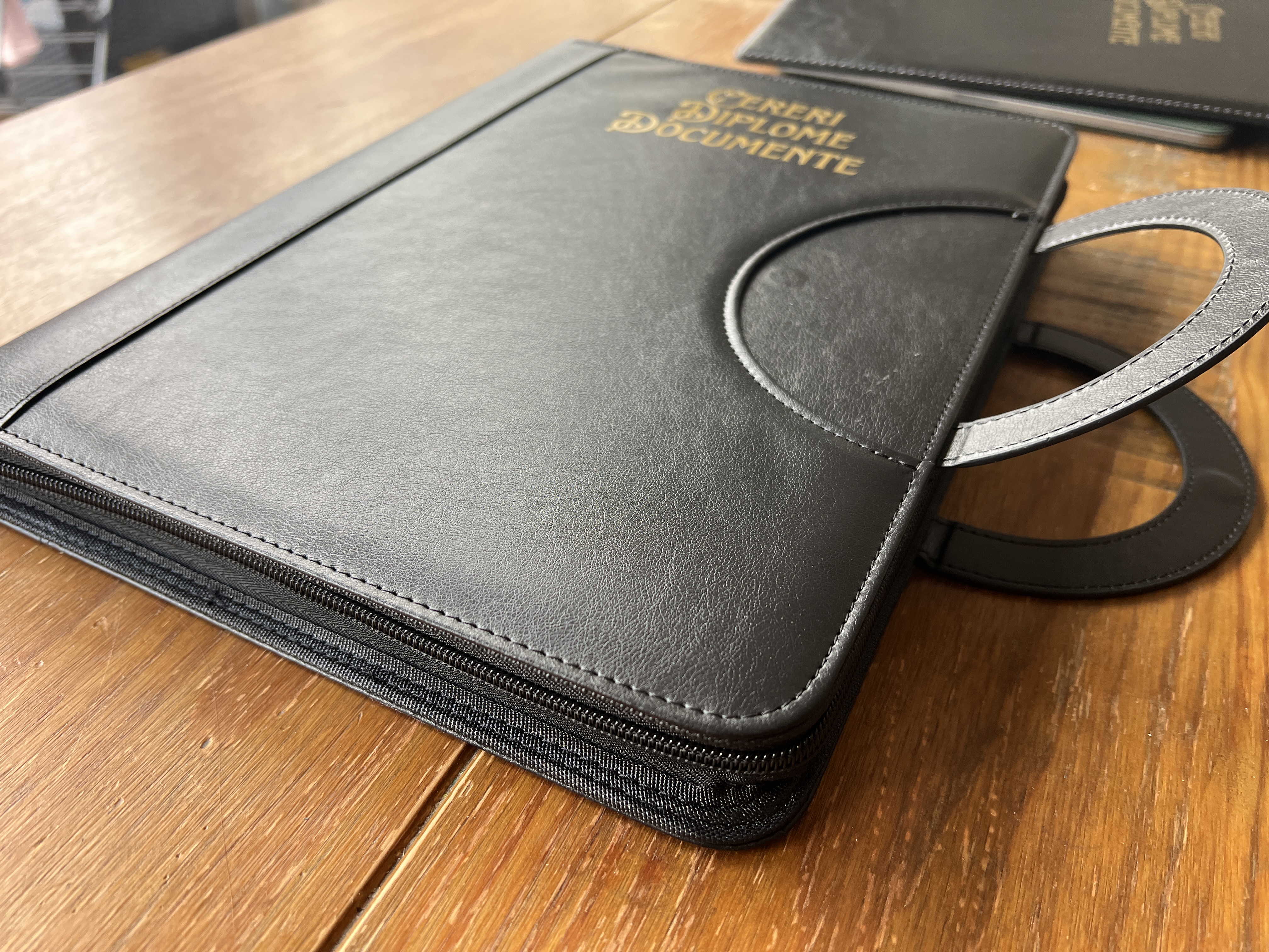 Mapă pentru documente cu fermoar (NU include documente)