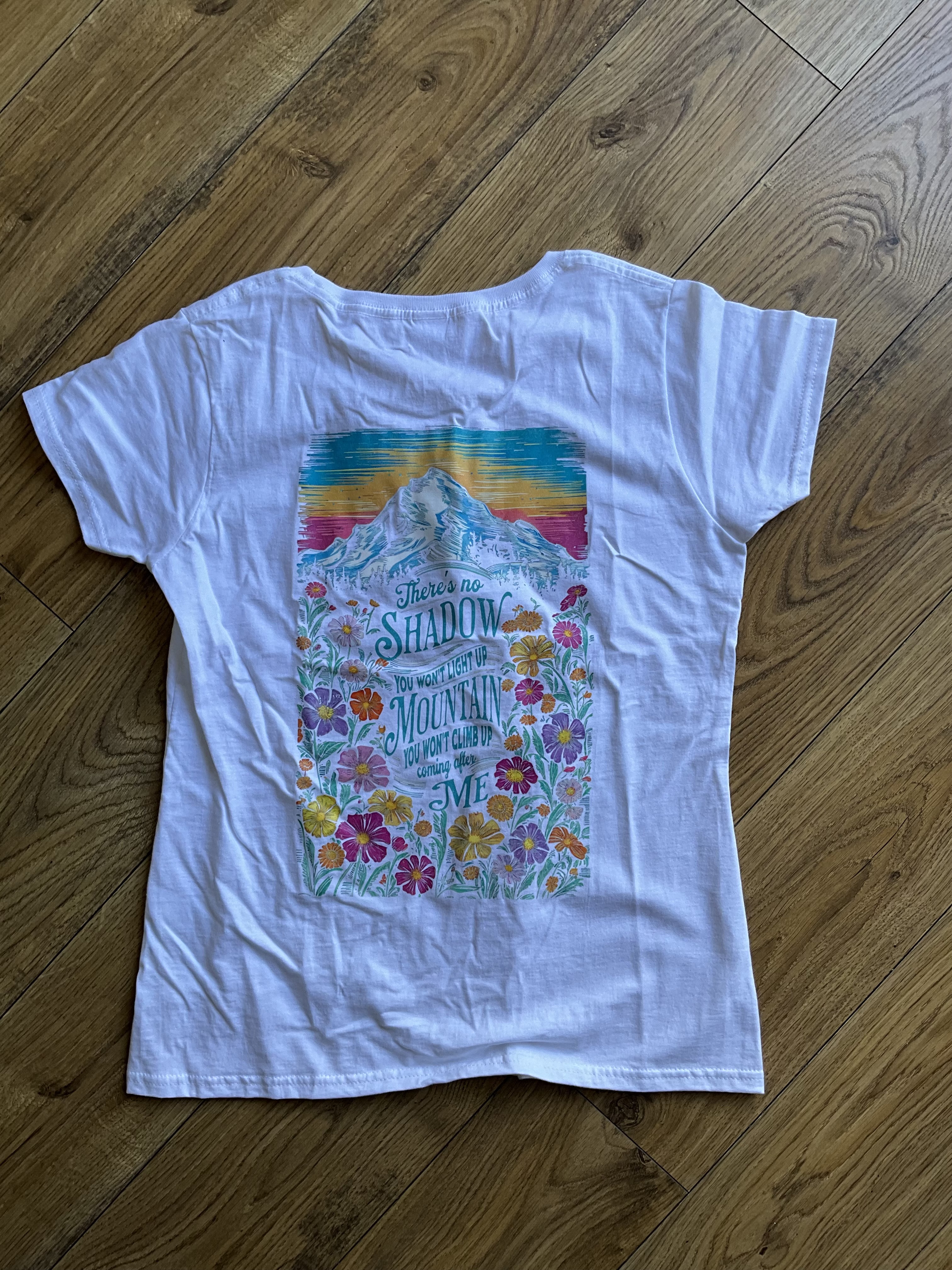 Tricou alb, imprimat cu mesajul There’s no shadow, mărime M femei