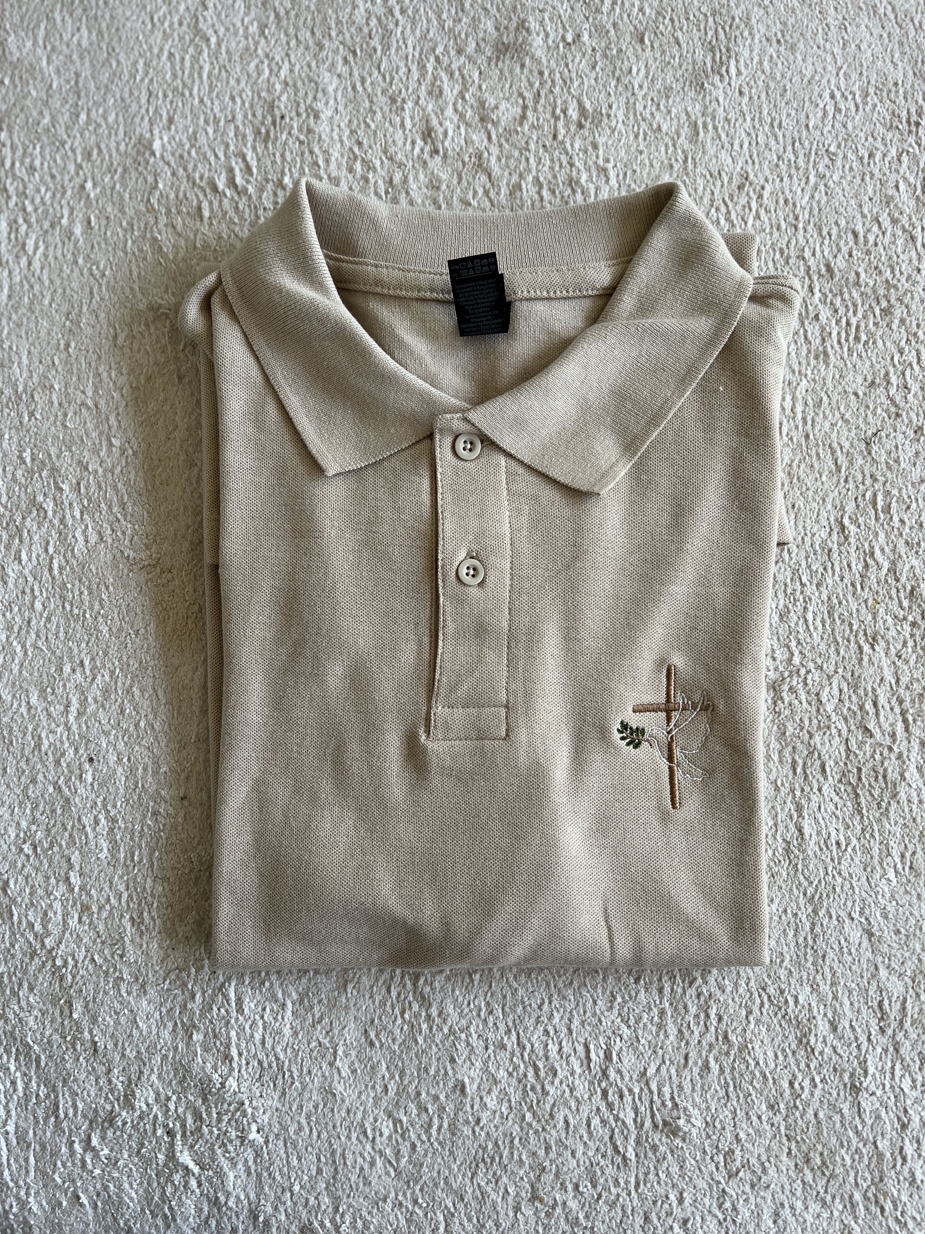 Tricou polo brodat cu cruce si porumbel, mărimi L, XL, XL, culori alb si crem