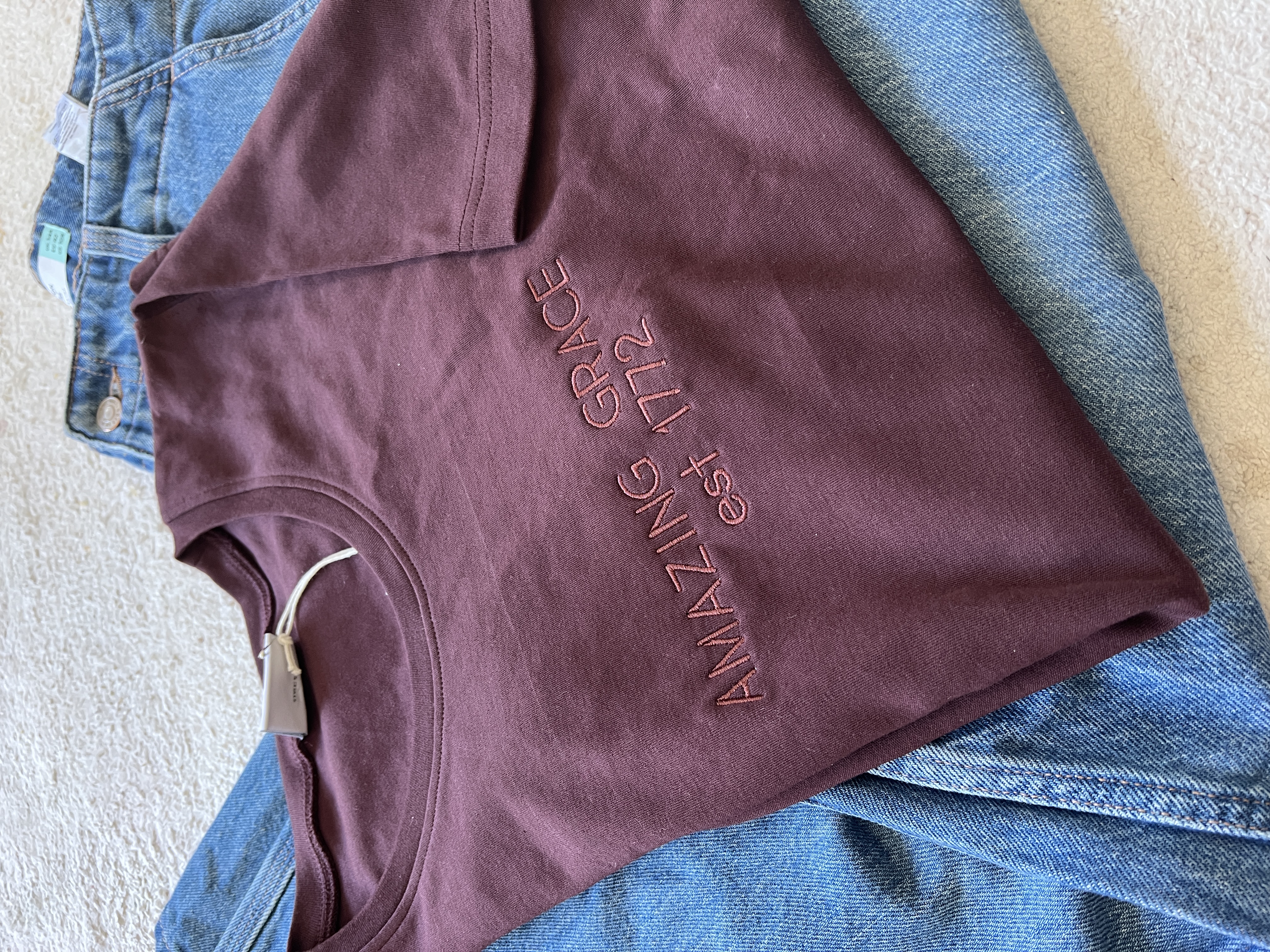 Tricou cu mesajul: Amazing grace, două mărimi disponibilă L și XL, culoare vișiniu wine