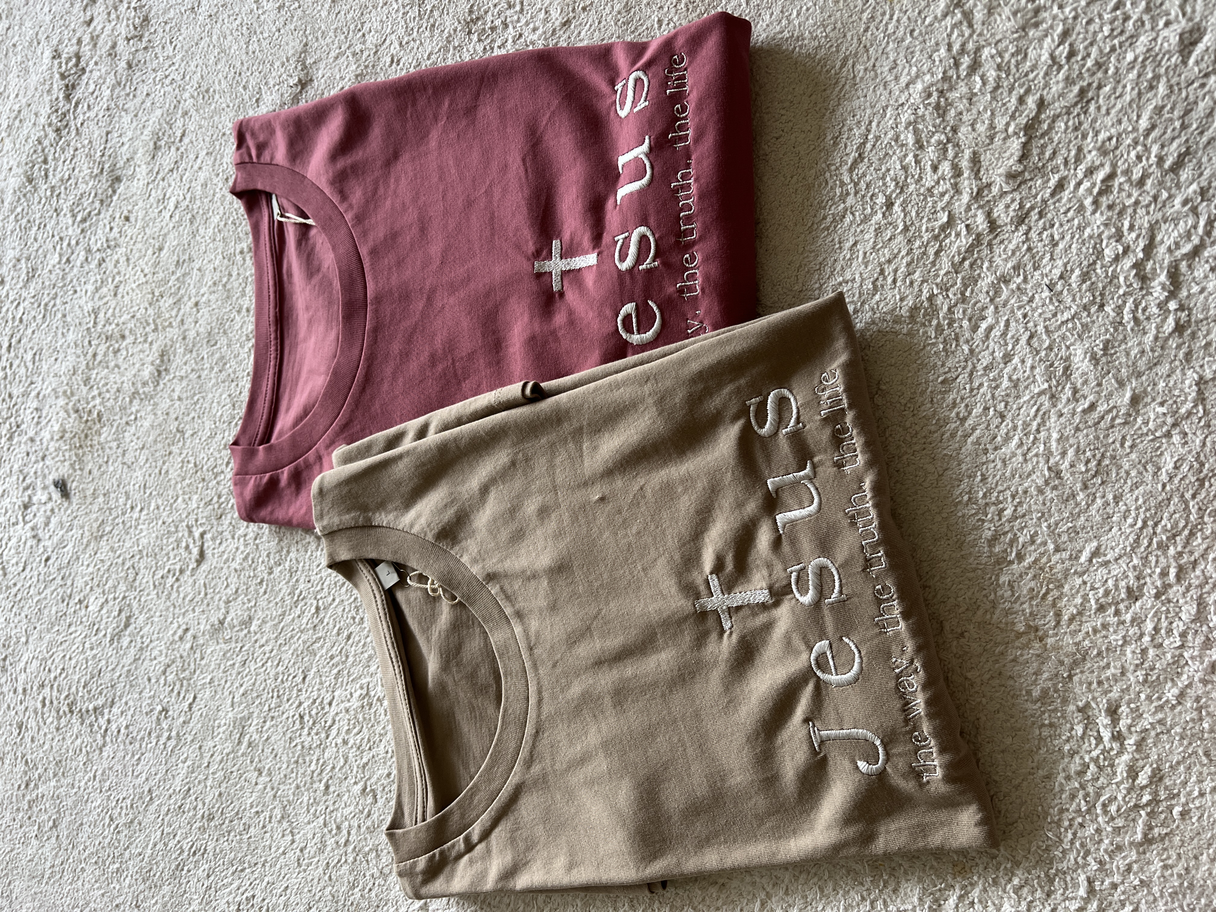 Tricou brodat cu mesajul: Jesus the way the truth the life, culoare crem, roz, verde, mărimea L, L și XL 