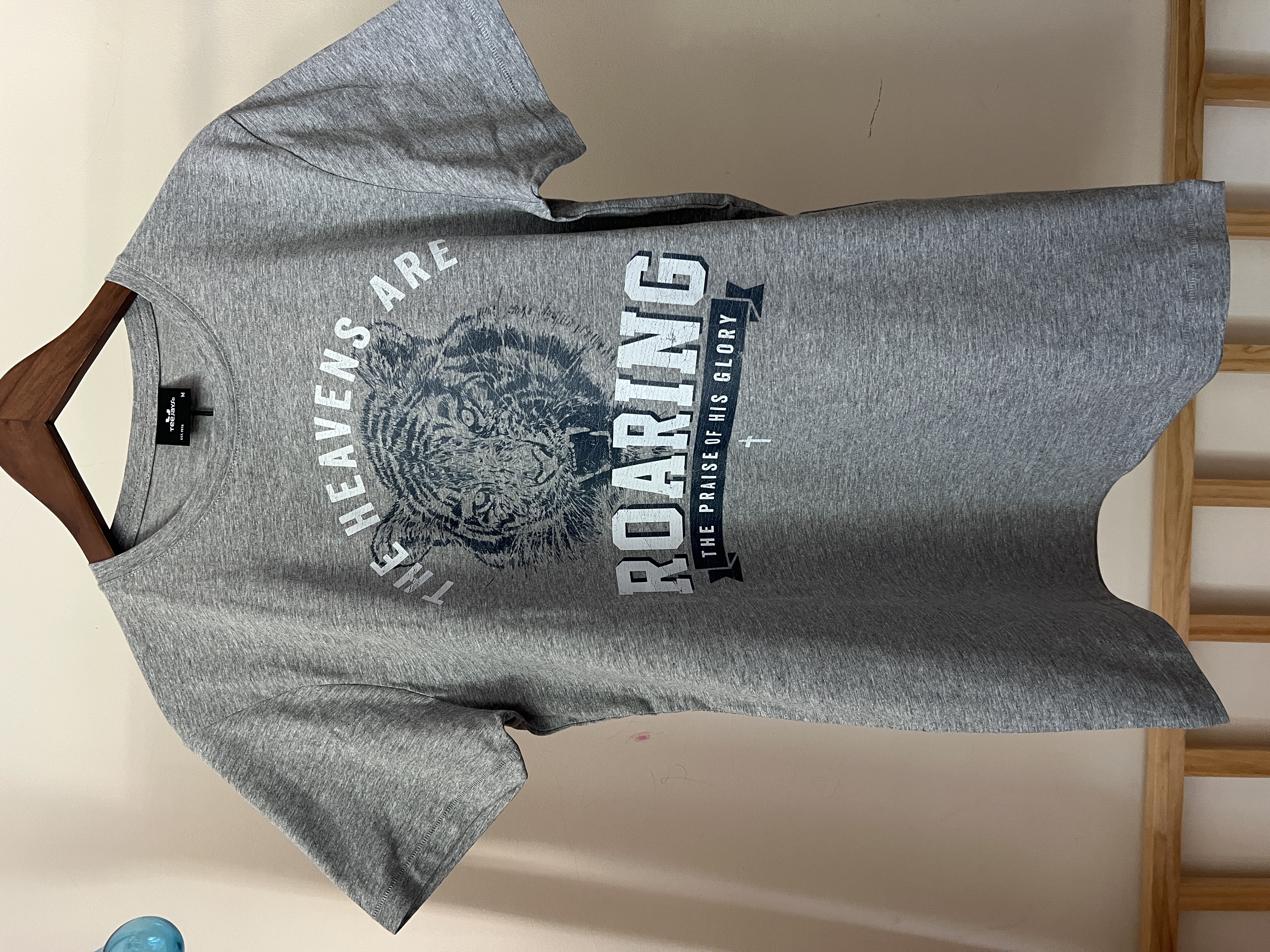 Tricou imprimat cu mesajul The heavens are roaring, mărime M, gri deschis si gri închis