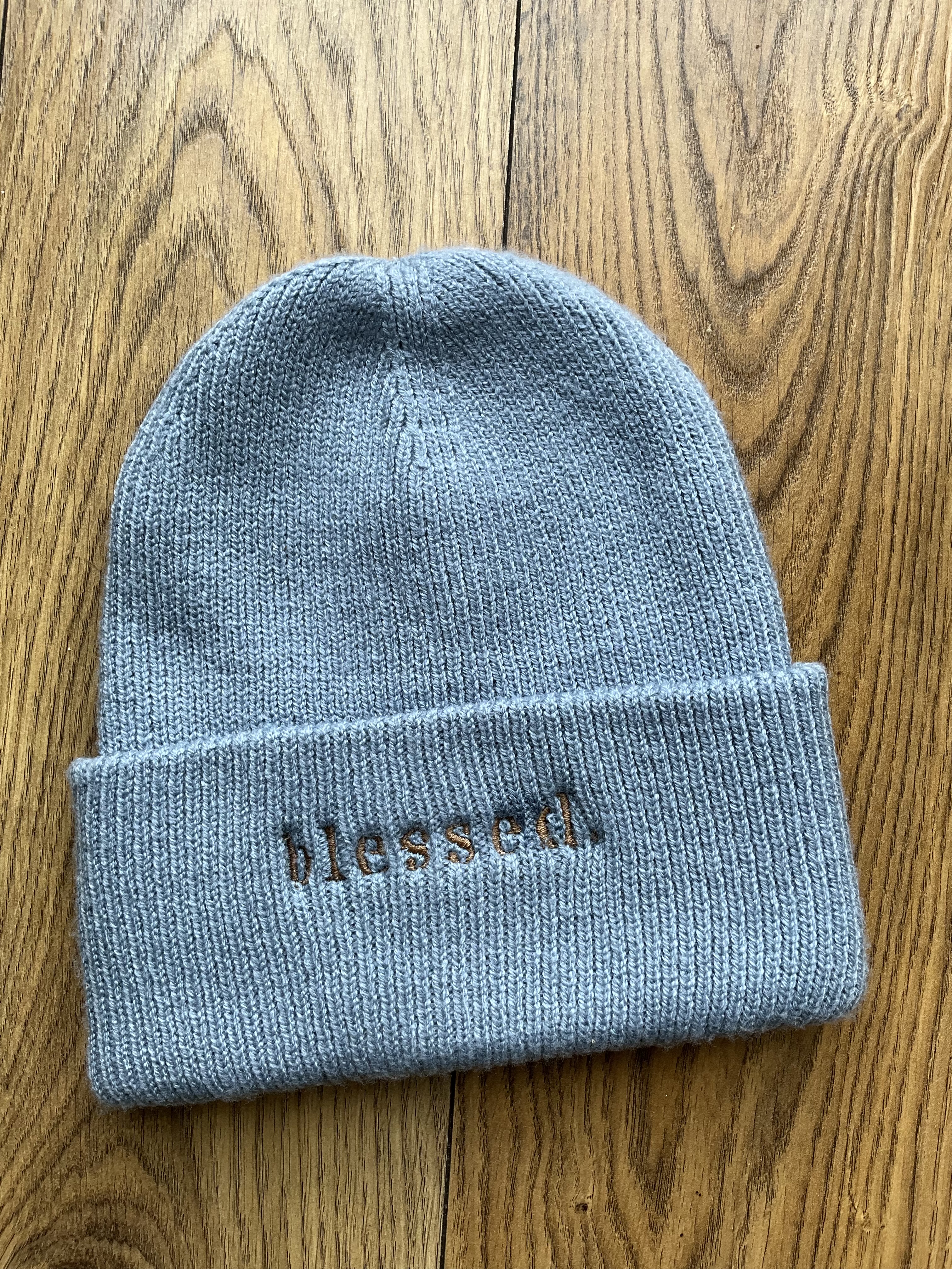 Căciulă/fes de iarnă, brodat cu mesajul: Blessed, culoare albastru deschis 