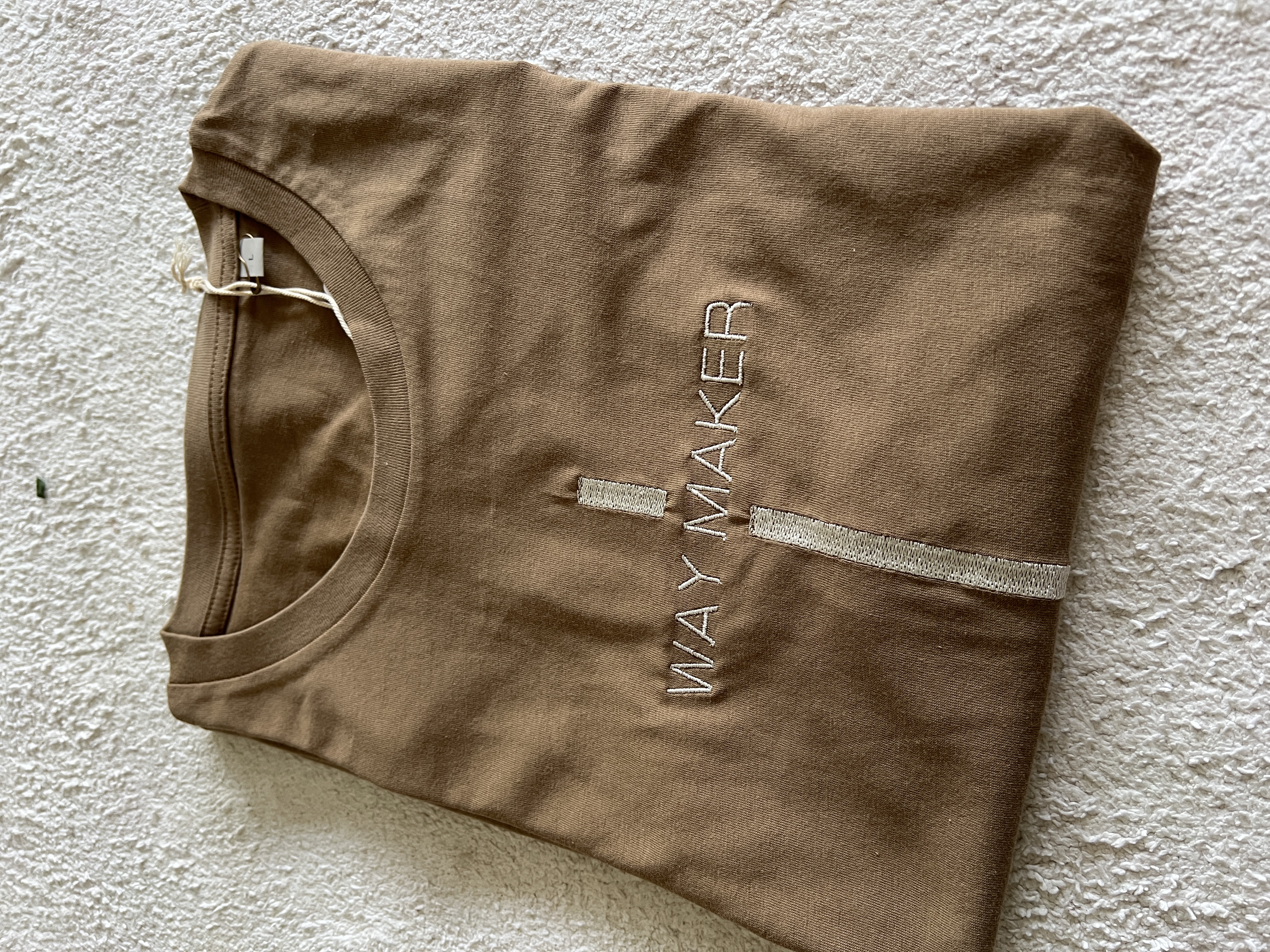 Tricou brodat cu mesajul: Way maker, culoare bej, mărimea L