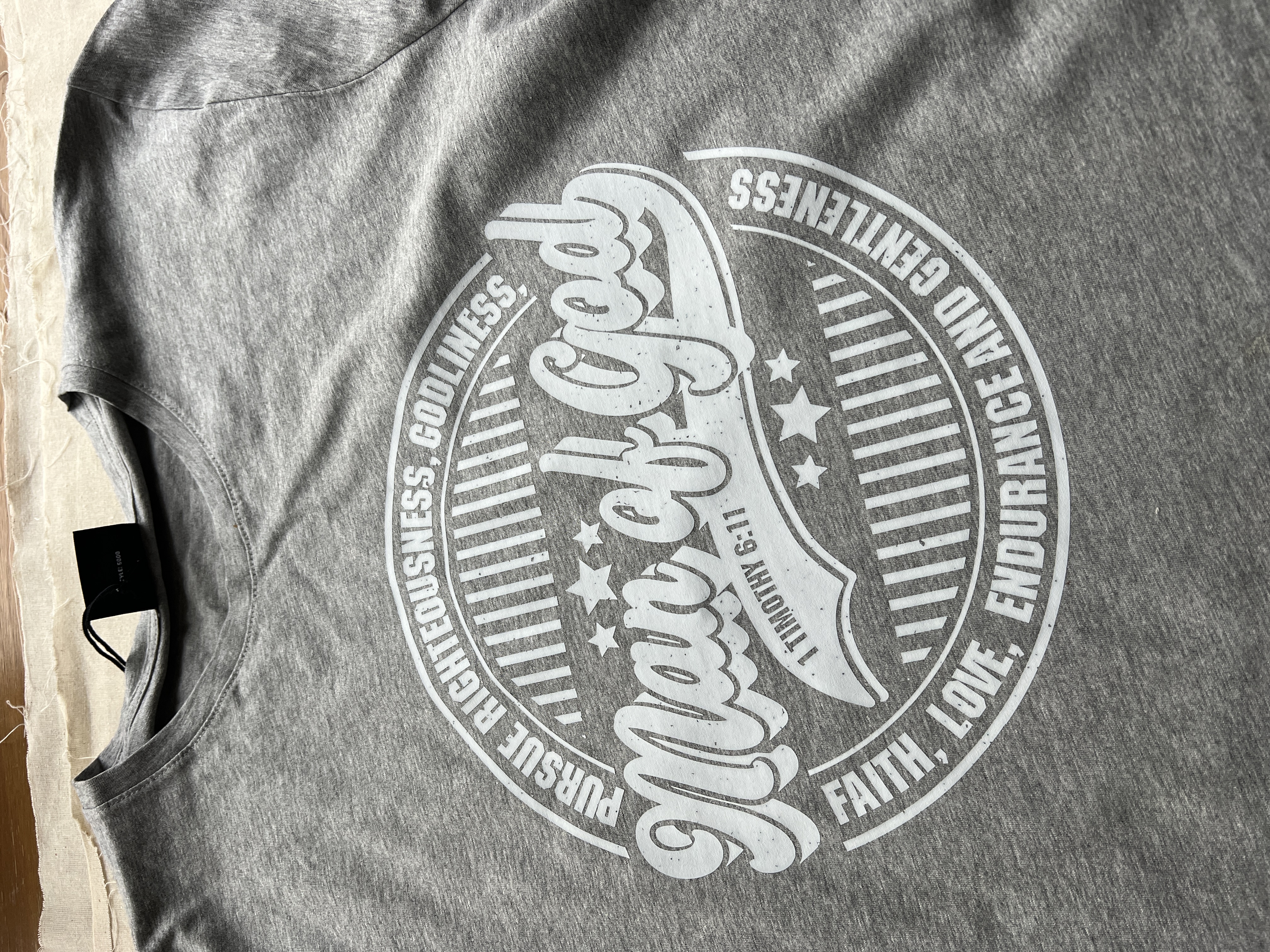 Tricou imprimat cu mesajul Man of God, mărime L, gri deschis