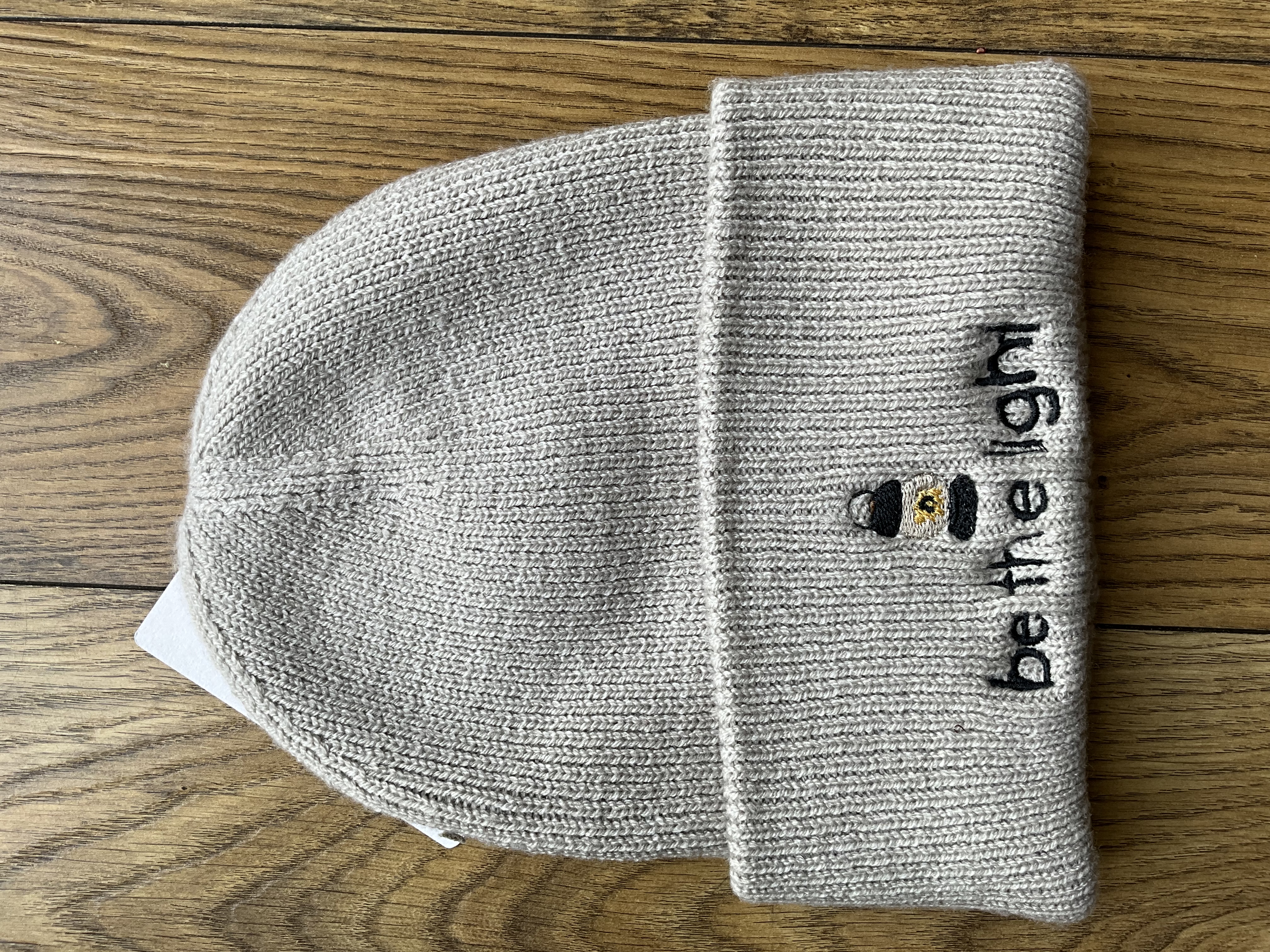 Căciulă/fes de iarnă, brodat cu mesajul: Be the light, culoare crem