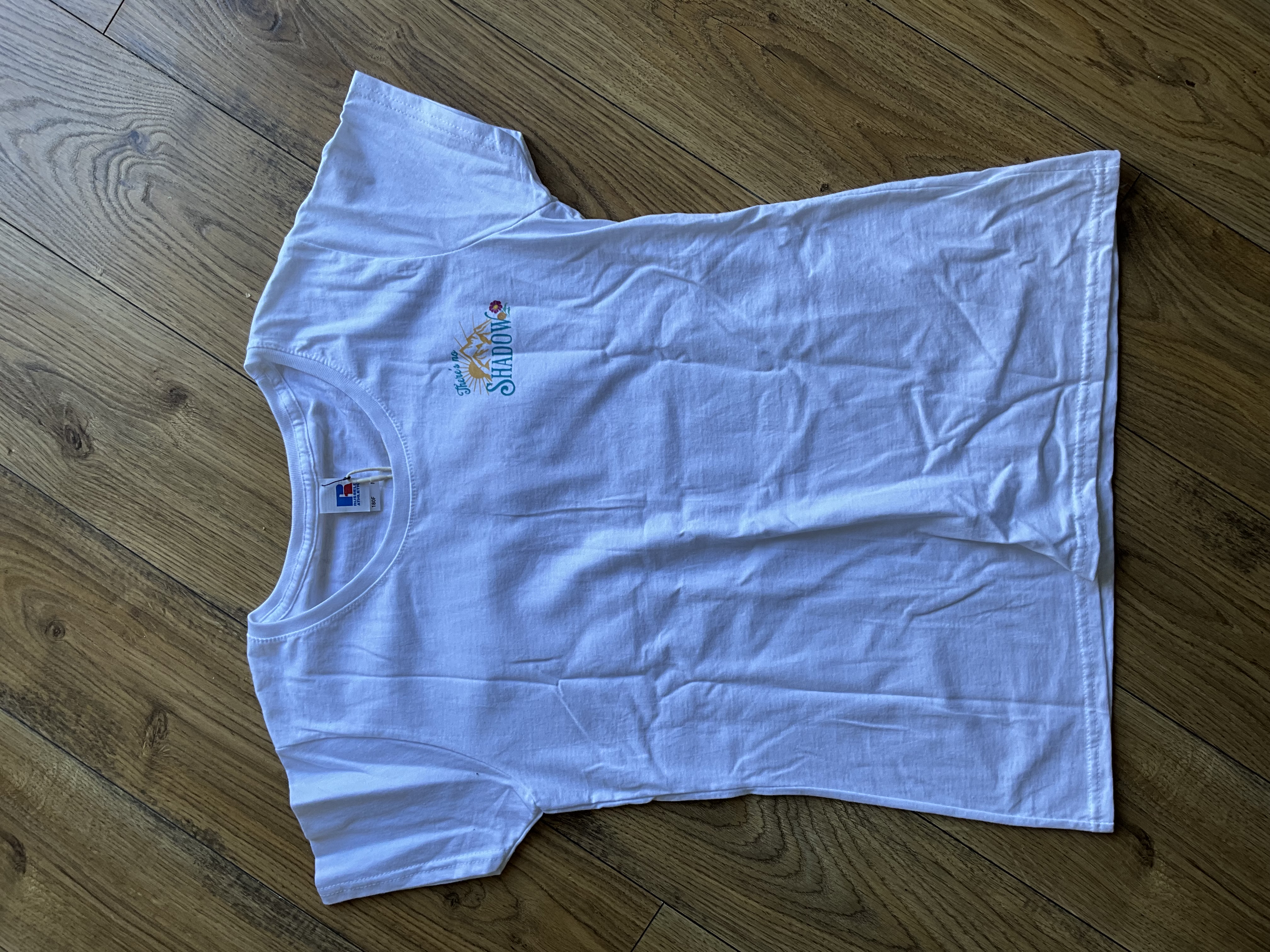 Tricou alb, imprimat cu mesajul There’s no shadow, mărime M femei