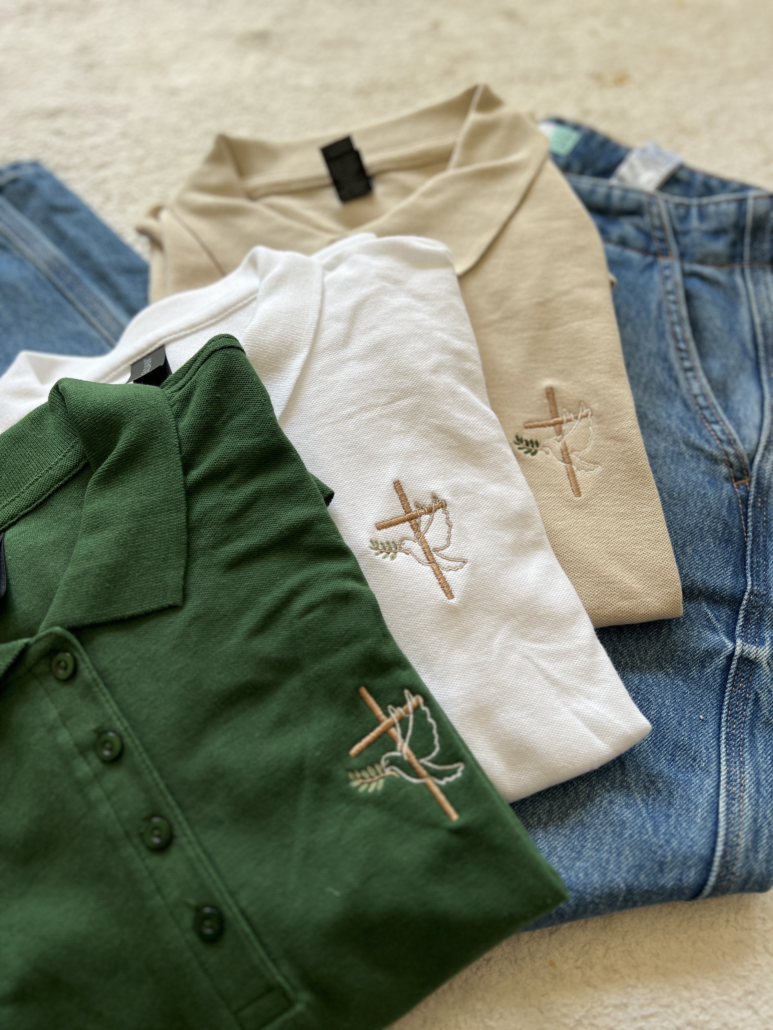 Tricou polo brodat cu cruce si porumbel, mărimi L, XL, XL, culori alb si crem