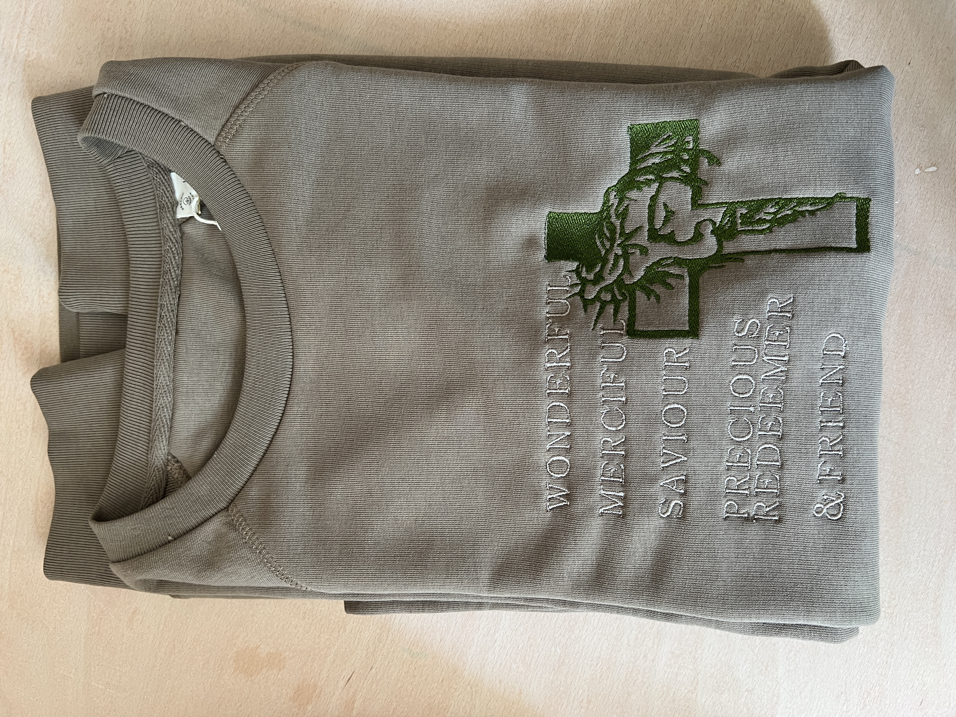 Bluză din bumbac 100%, brodată cu mesaj creștin, culoare bej mocha, mărimea L