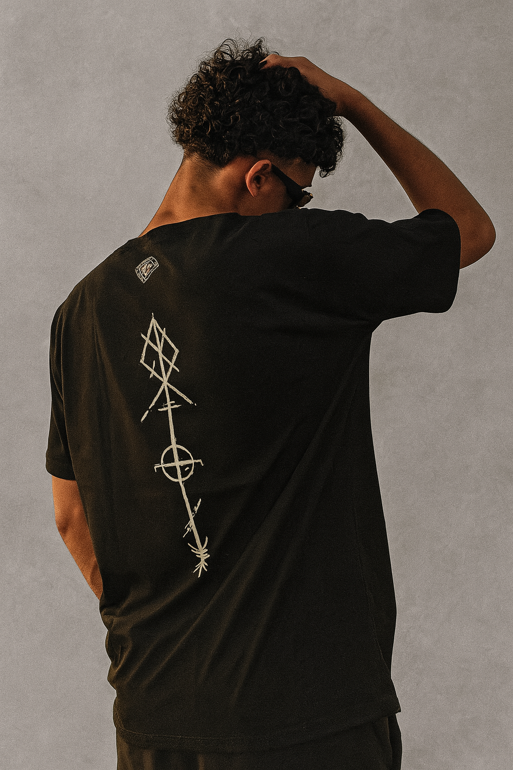 Camiseta Preta com Estampa Geométrica