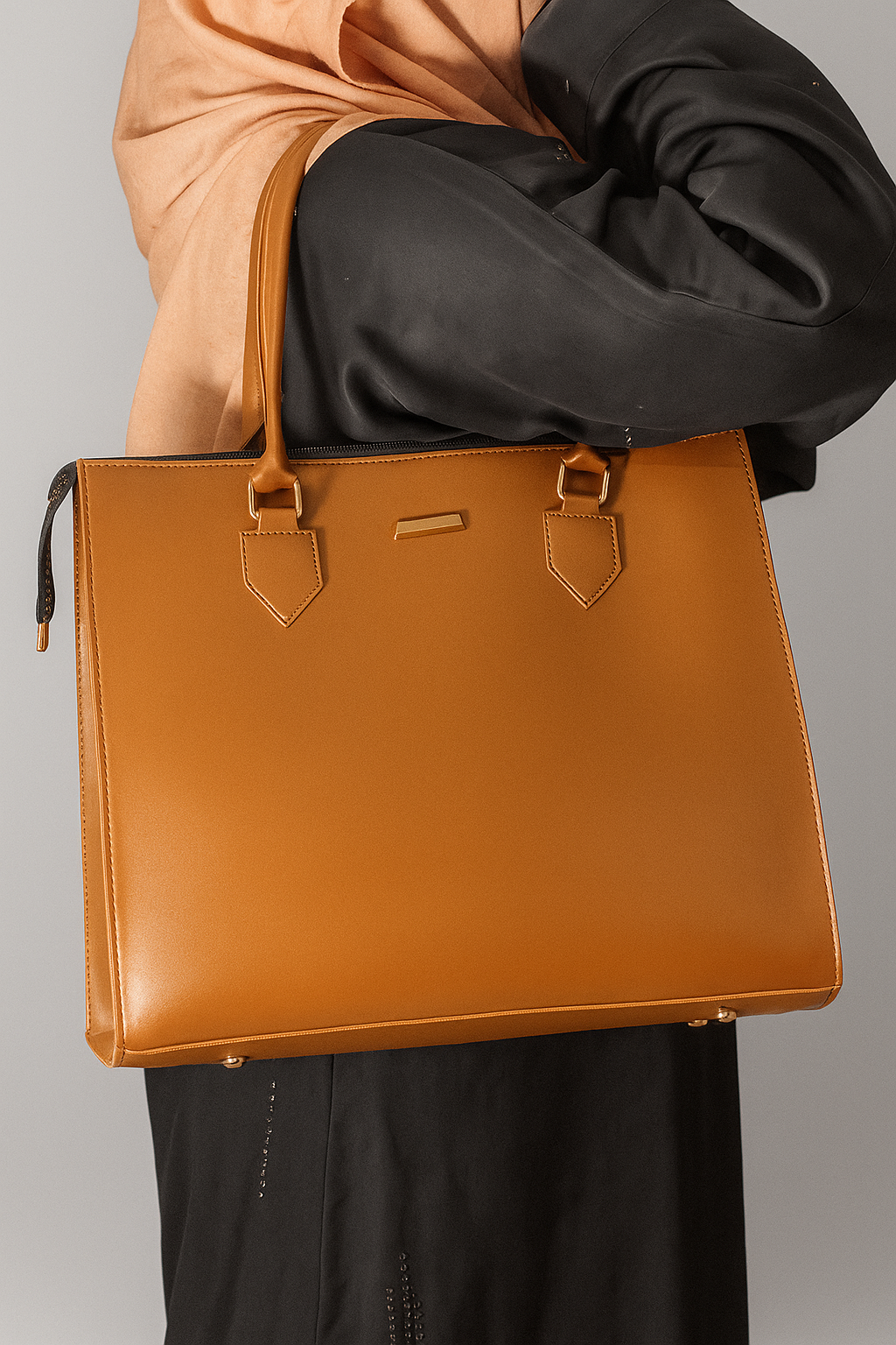 Royal Tote – Where Luxury Meets Everyday Elegance