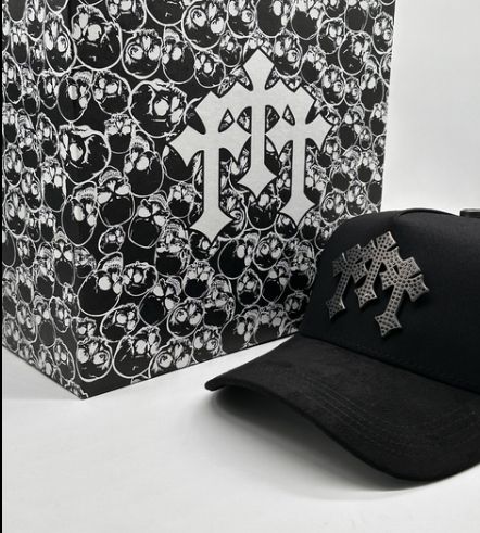 Gorra de diseñador con cruces