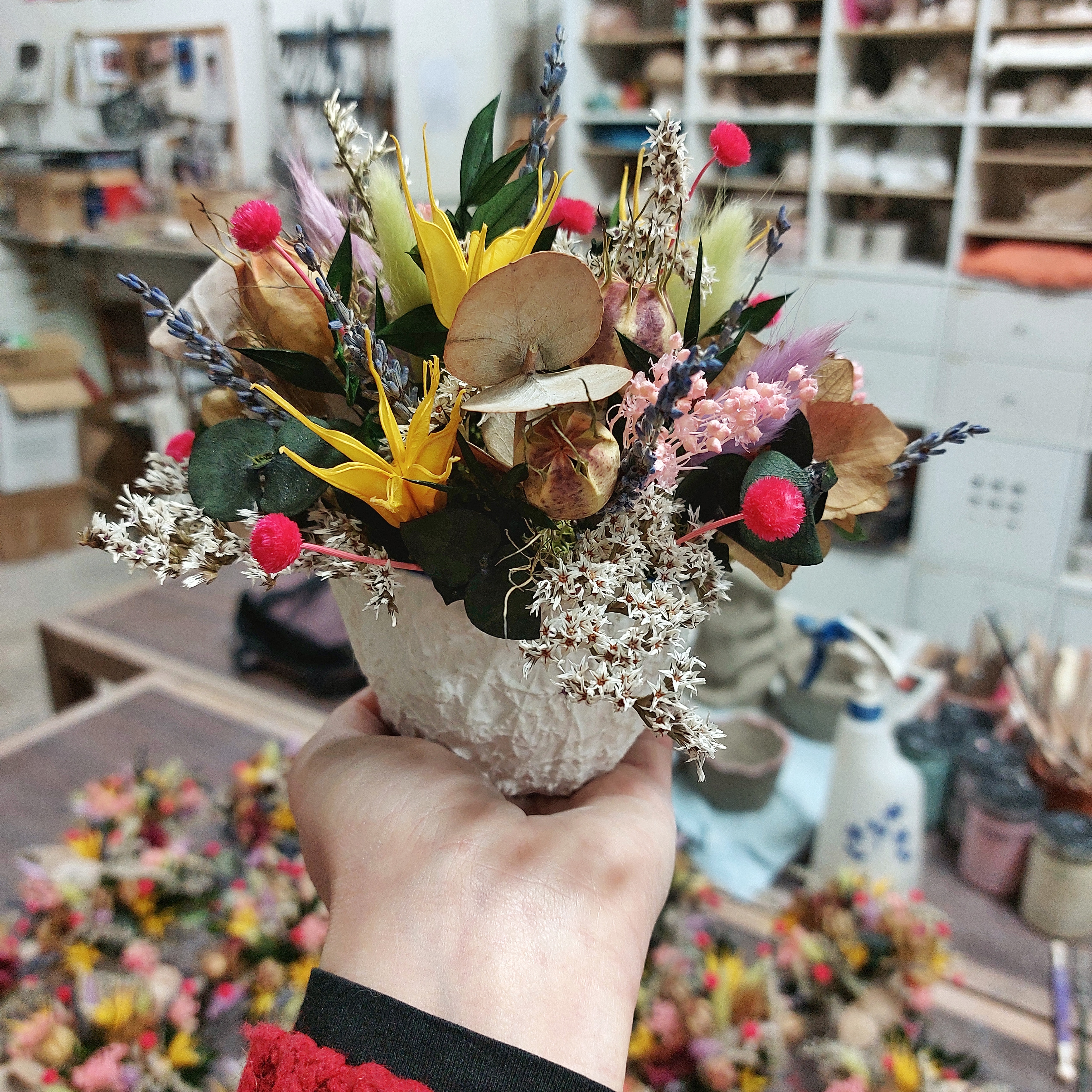 Maceta de porcelana con arreglo de flores preservadas 