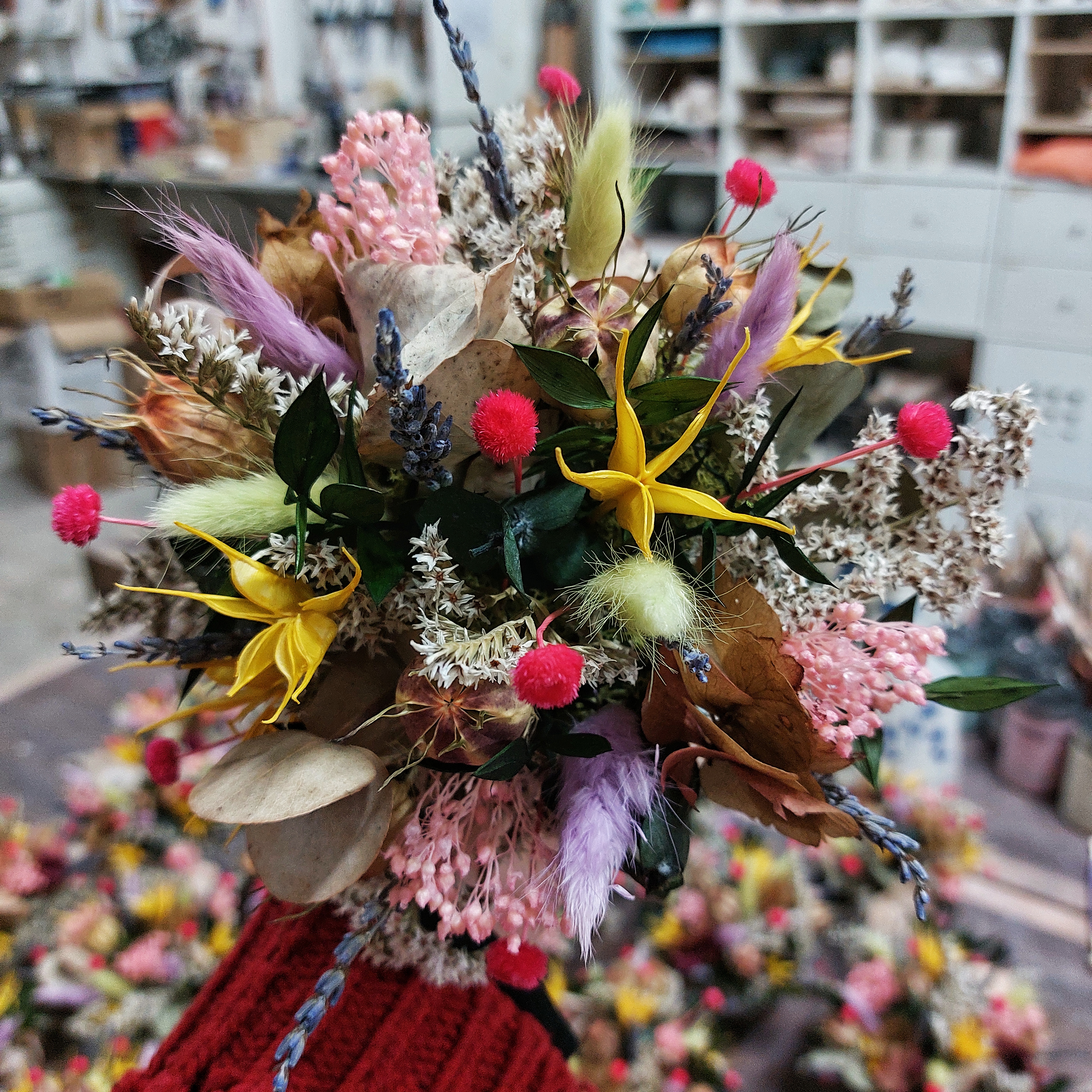 Maceta de porcelana con arreglo de flores preservadas 