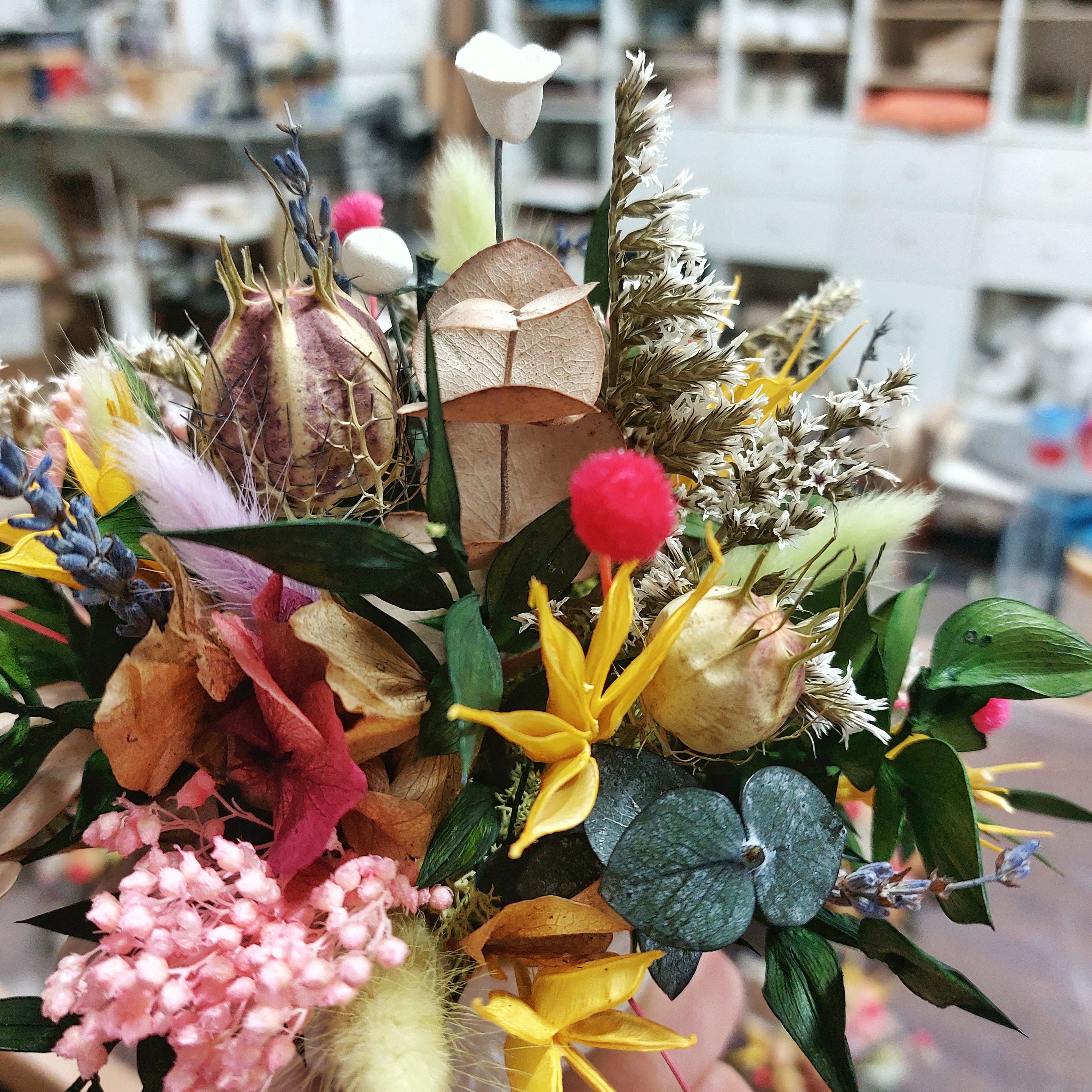 Maceta de porcelana con arreglo de flores preservadas 