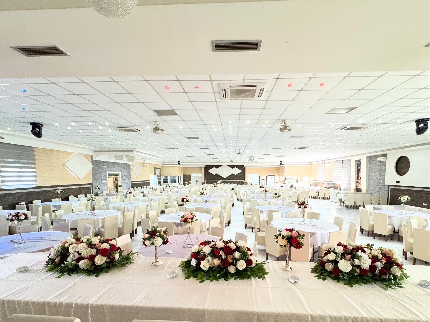 Dekoracije za venčanja - Mladenački sto 3