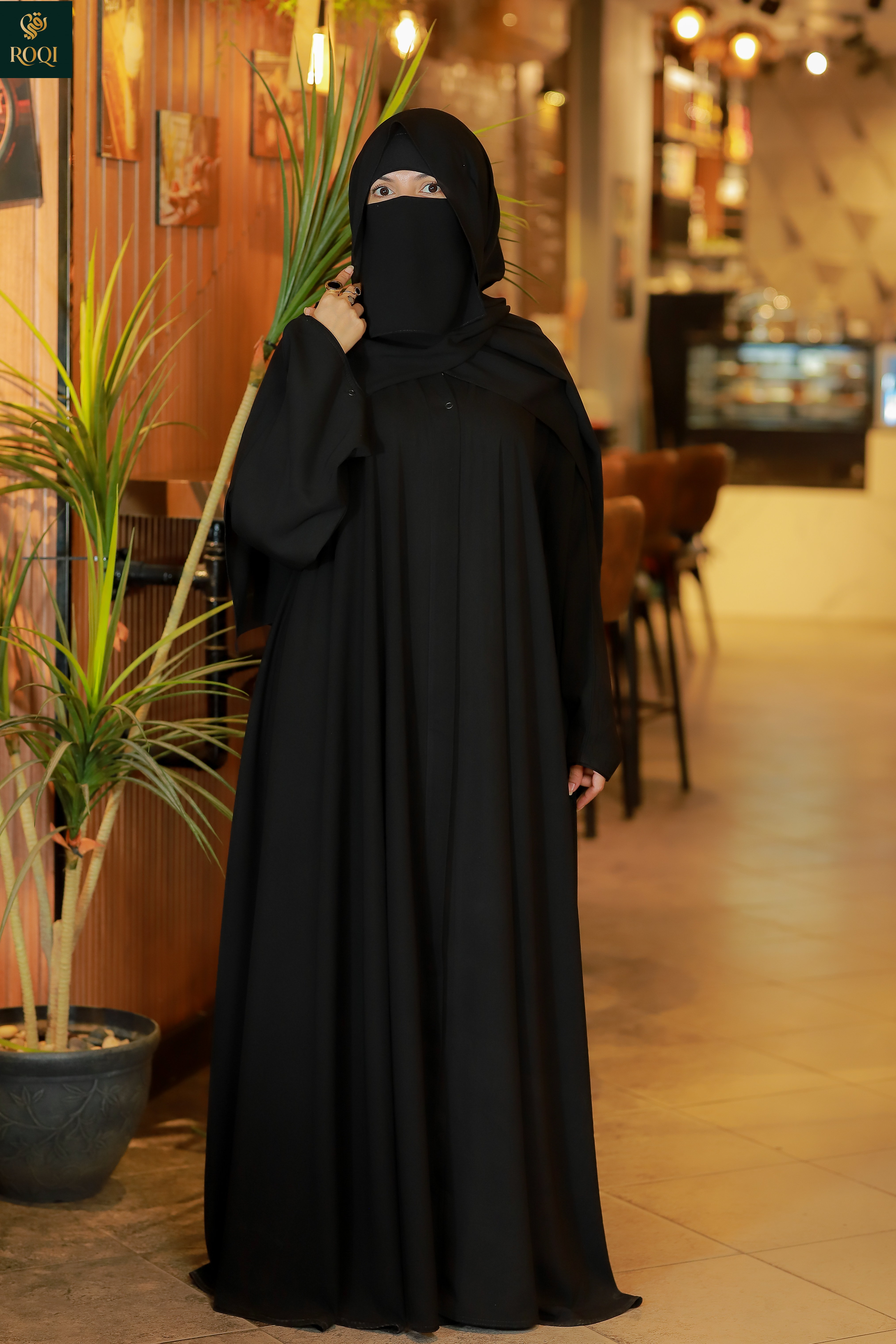 عباية كلوش باندة اماراتي  مفتوحة من الصدر بسوستة داخلية مخفية اسفل الباندة. وكم واسع باسورة مقفولة بكبسونة من المنتصف لزيادة الحشمة والجمال