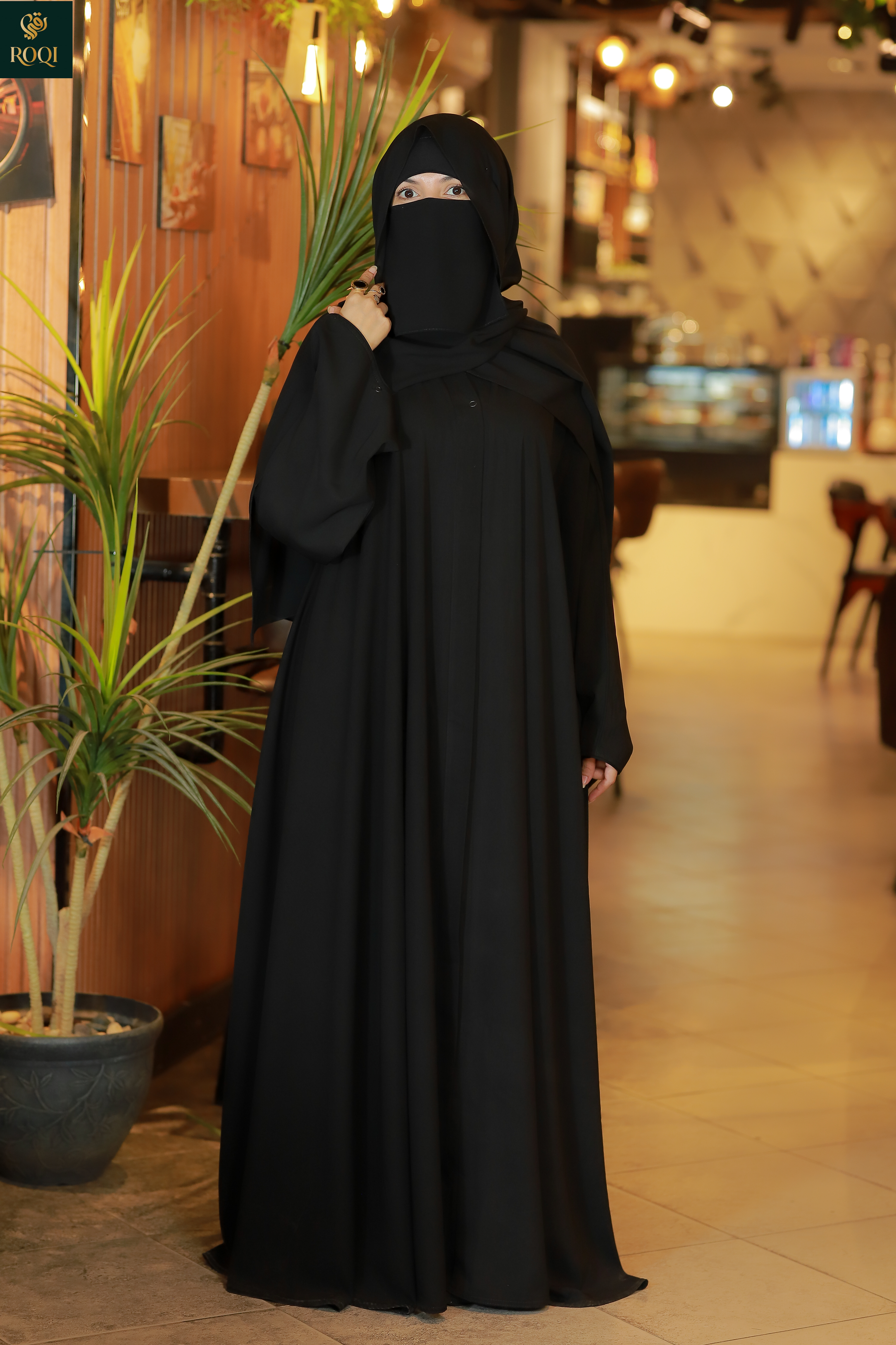 عباية كلوش باندة اماراتي  مفتوحة من الصدر بسوستة داخلية مخفية اسفل الباندة. وكم واسع باسورة مقفولة بكبسونة من المنتصف لزيادة الحشمة والجمال